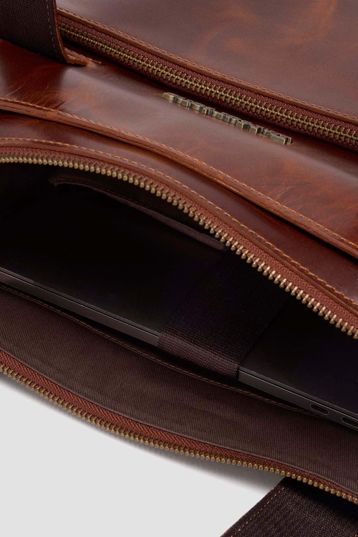 DR. MARTENS TOP HANDLE en color MARRON (4)