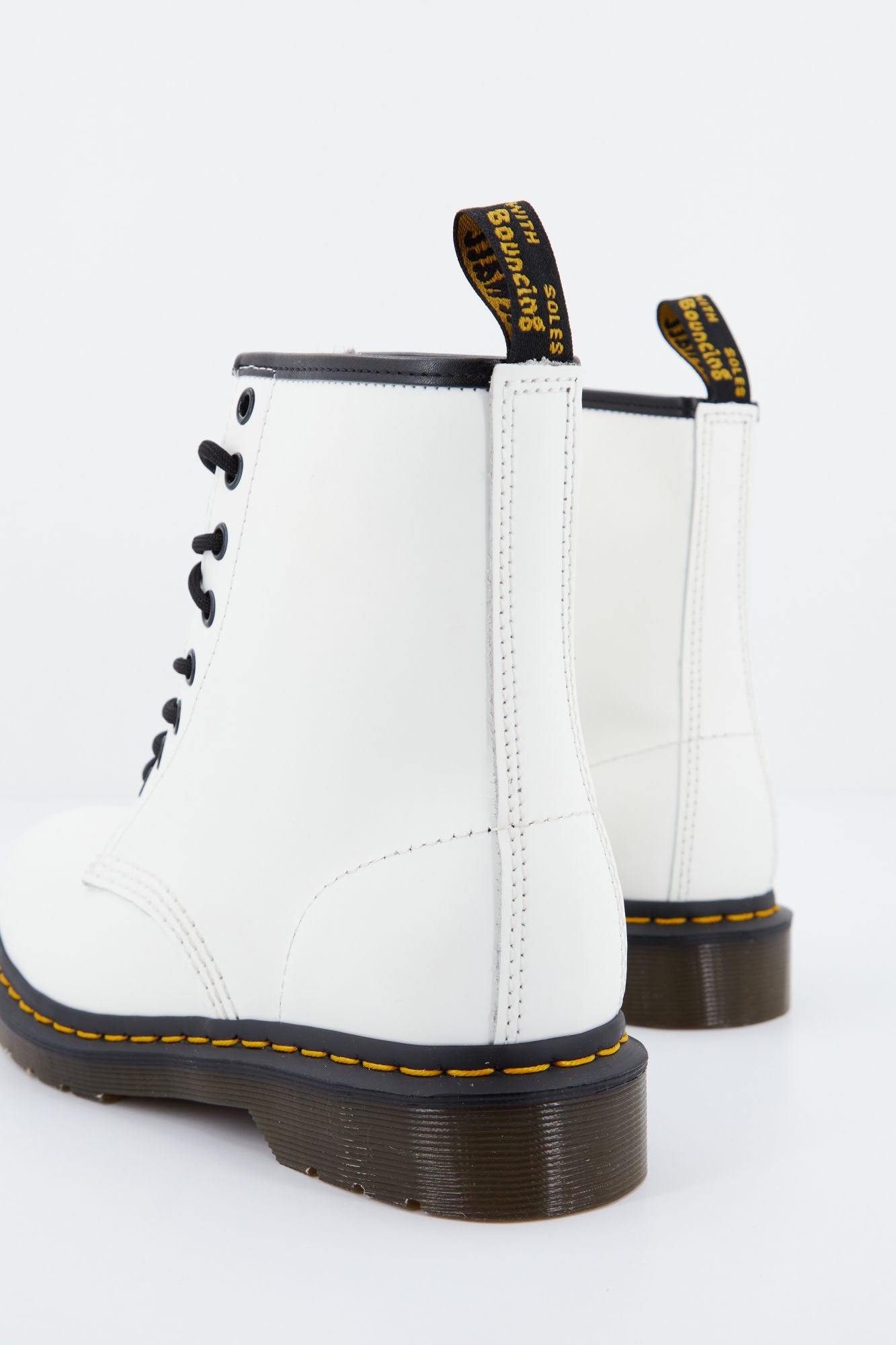 DR. MARTENS 8-EYE SMOOTH en color BLANCO (3)