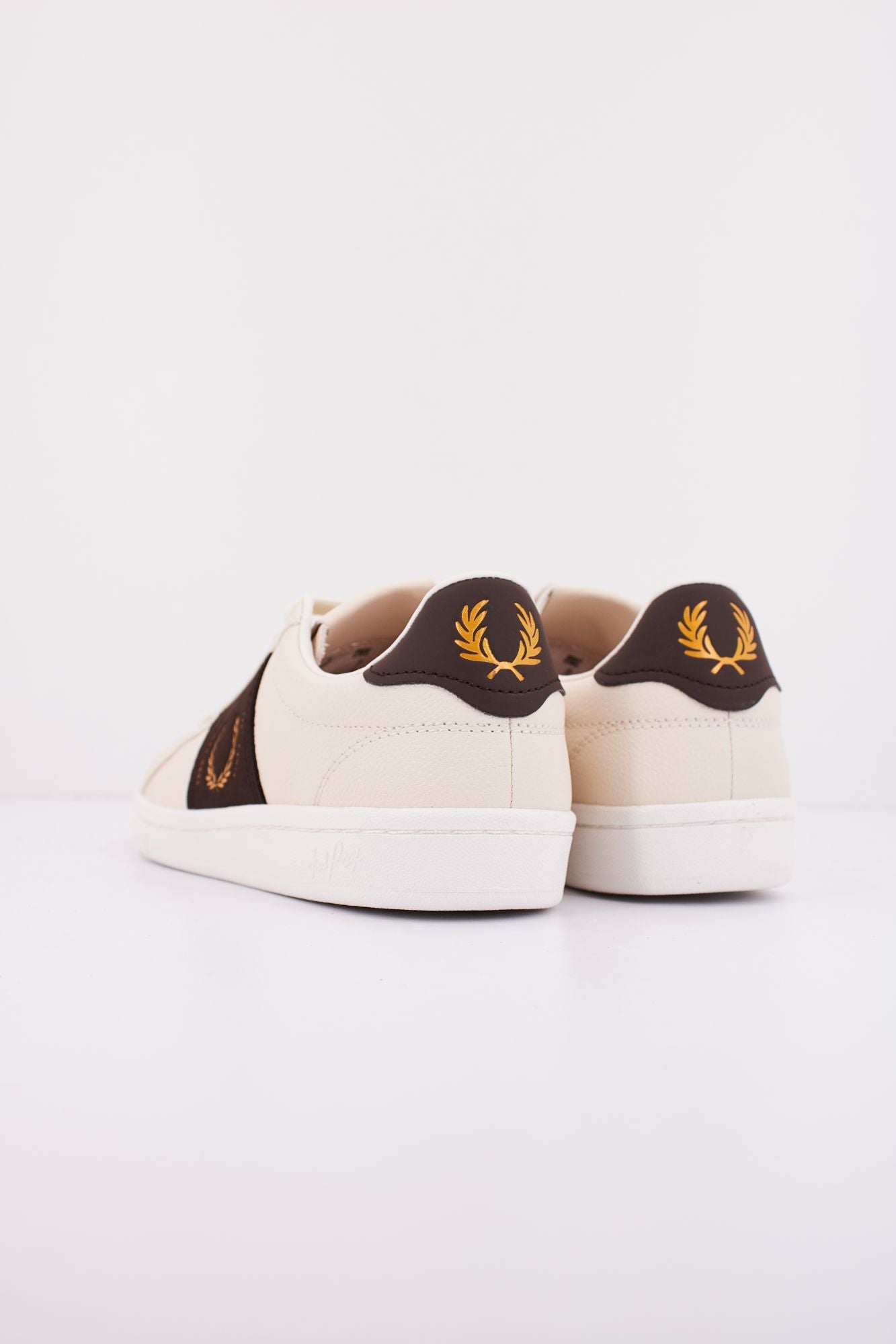 FRED PERRY LEATHER/BRANDED en color BEIS (3)