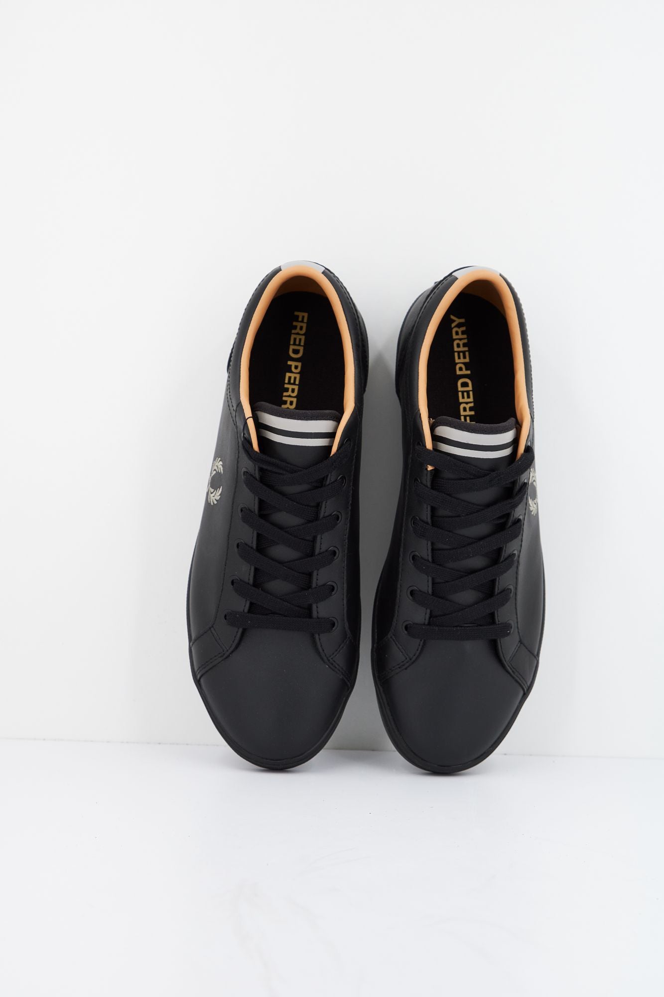 FRED PERRY BASELINE LEATHER en color NEGRO (2)