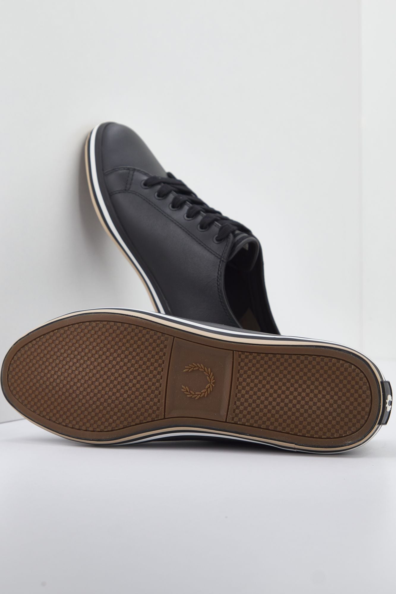 FRED PERRY KINGSTON LEATHER en color NEGRO (2)
