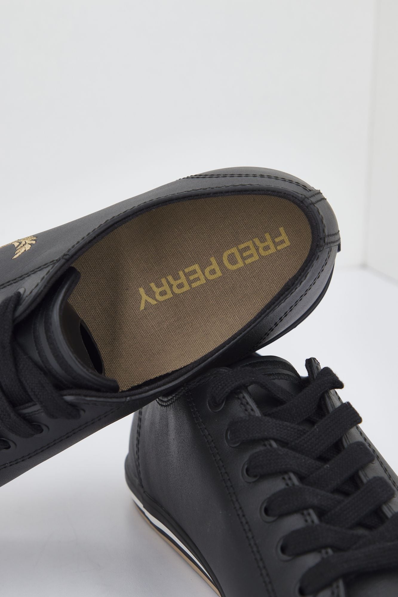 FRED PERRY KINGSTON LEATHER en color NEGRO (3)