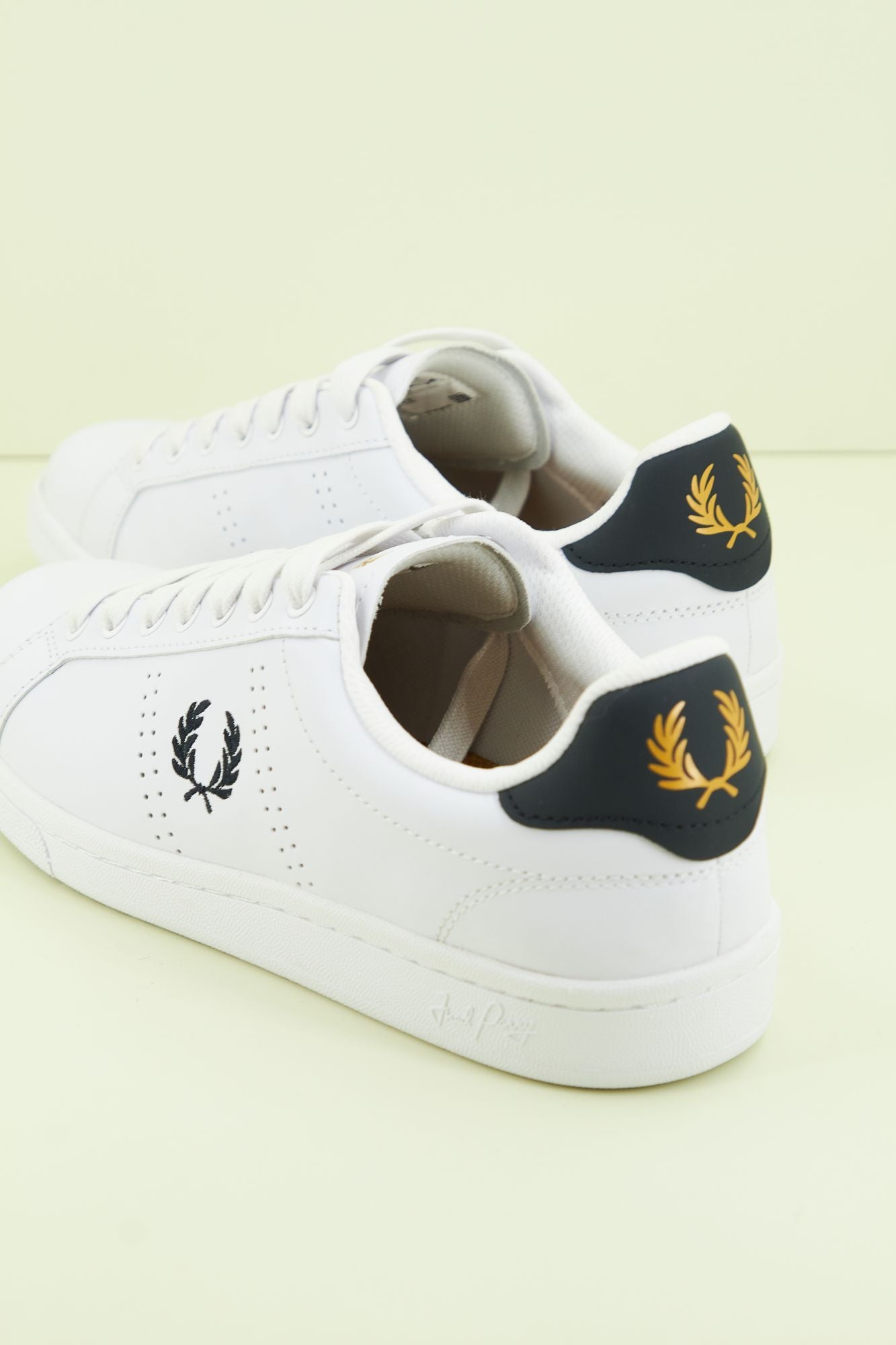 FRED PERRY B721 LEATHER en color BLANCO (3)