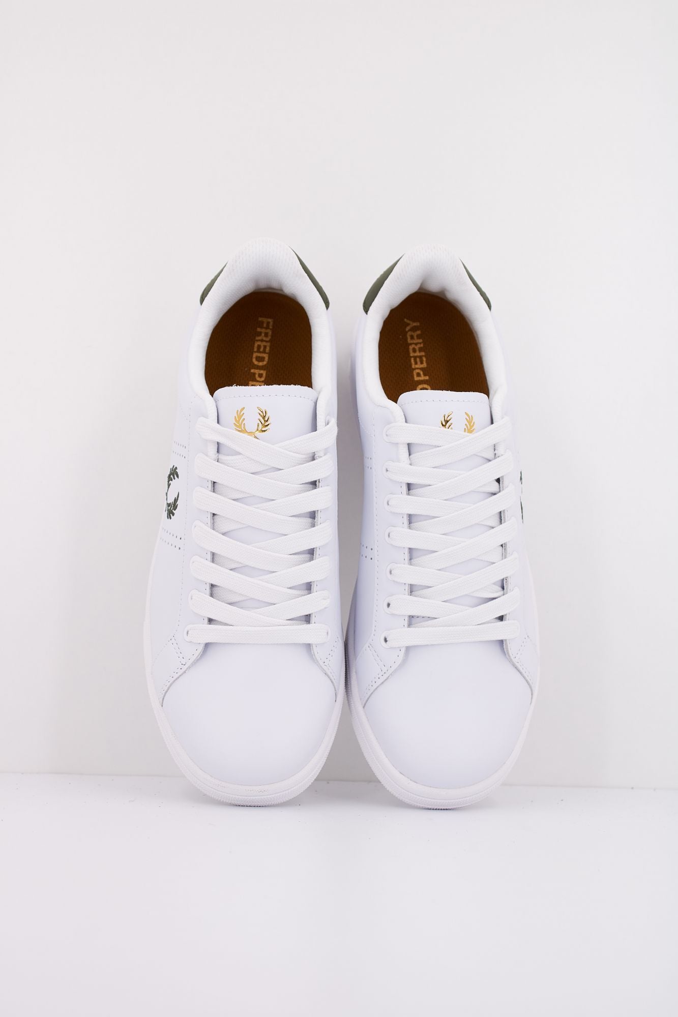 FRED PERRY  B721 LEATHER en color BLANCO (3)