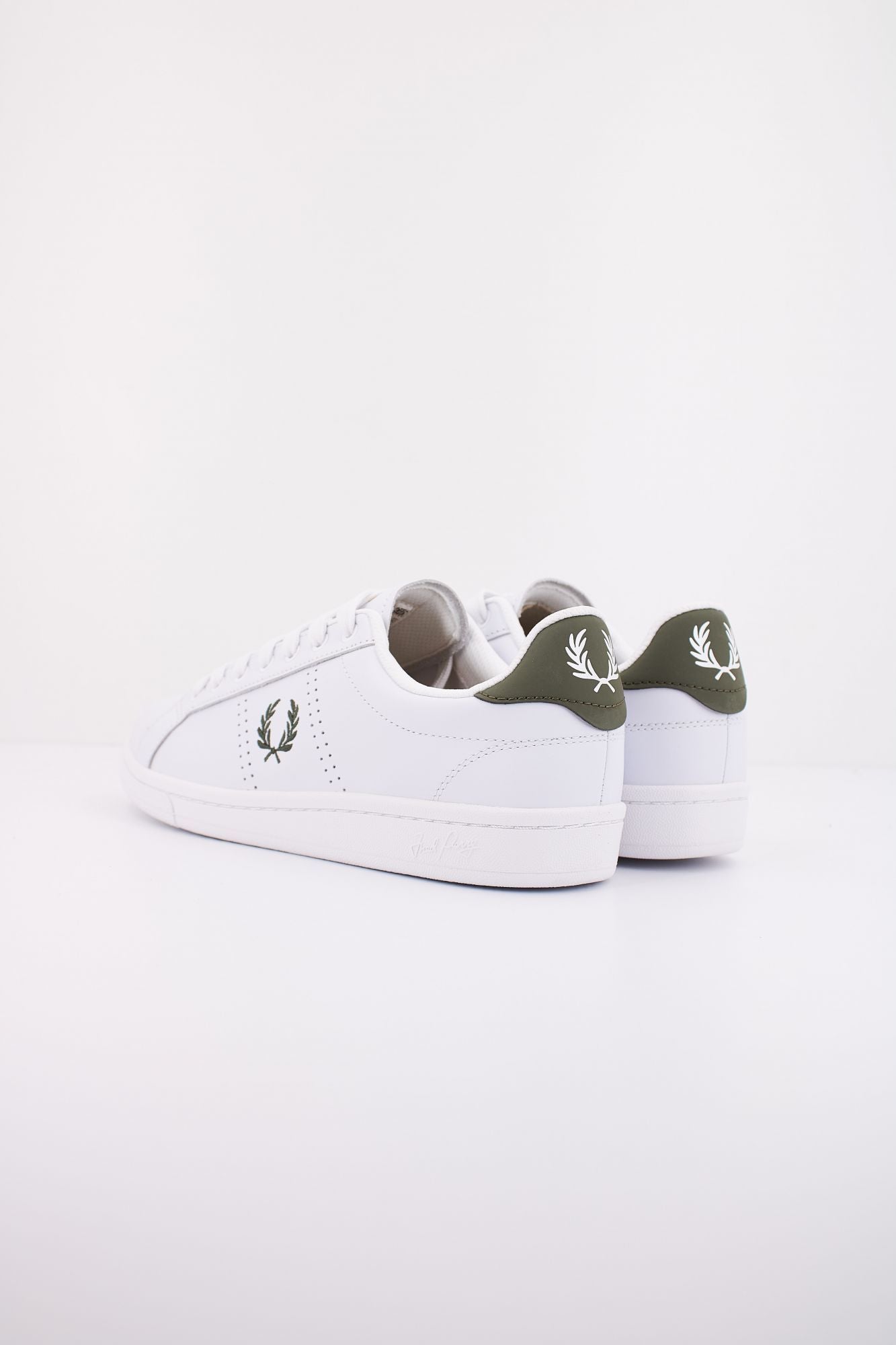 FRED PERRY  B721 LEATHER en color BLANCO (4)