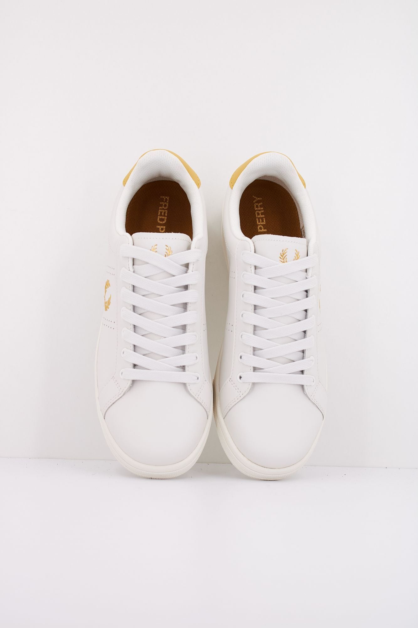 FRED PERRY  B721 LEATHER en color BLANCO (3)