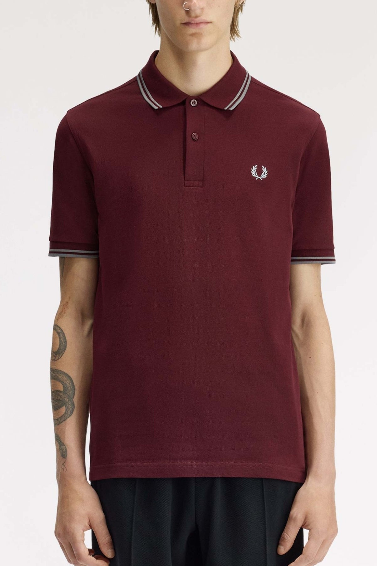 FRED PERRY TWIN TIPPED en color BURDEOS (1)