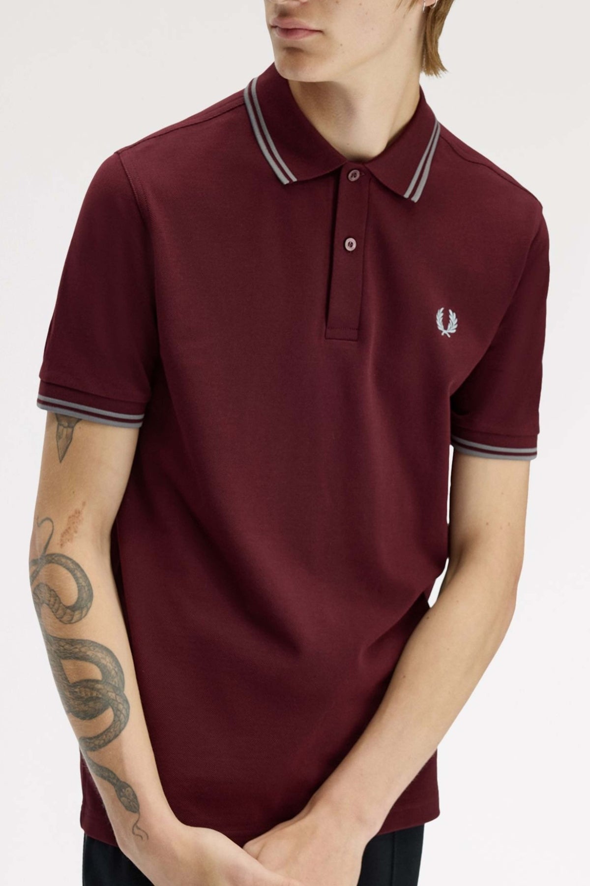 FRED PERRY TWIN TIPPED en color BURDEOS (2)