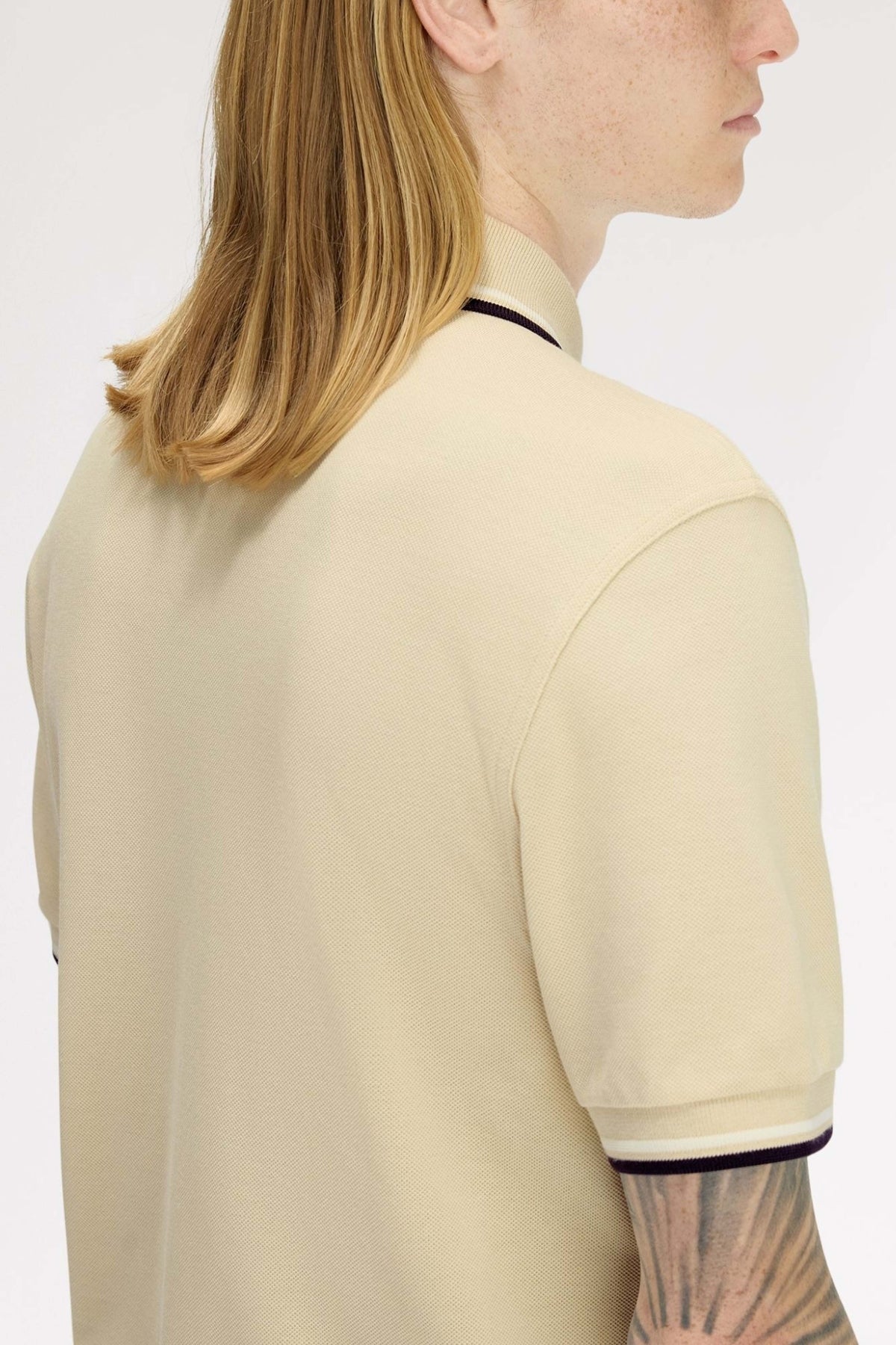 FRED PERRY TWIN TIPPED en color BEIS (2)