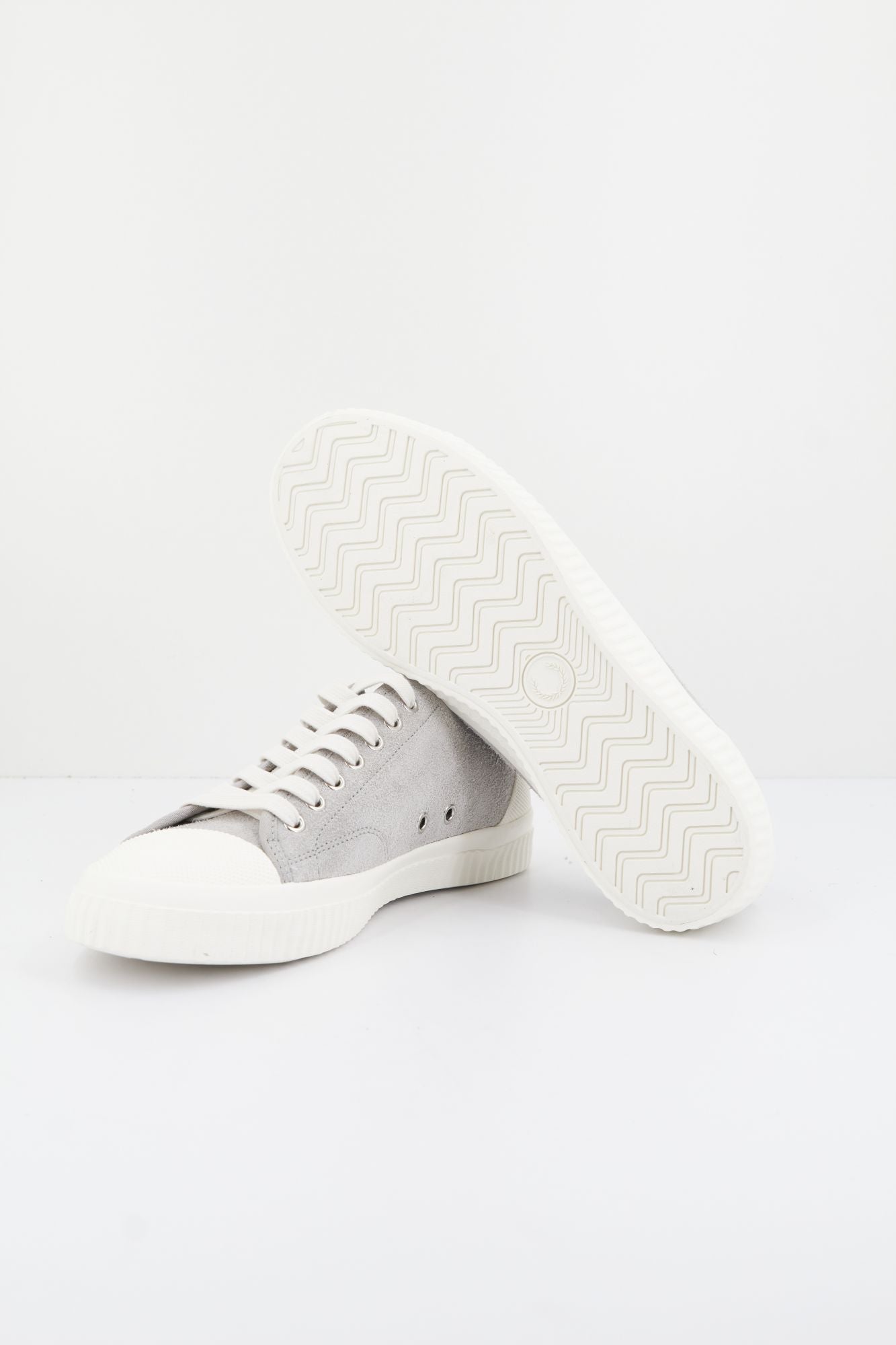 FRED PERRY HUGHES LOW TEXTURED SUEDE en color GRIS (4)