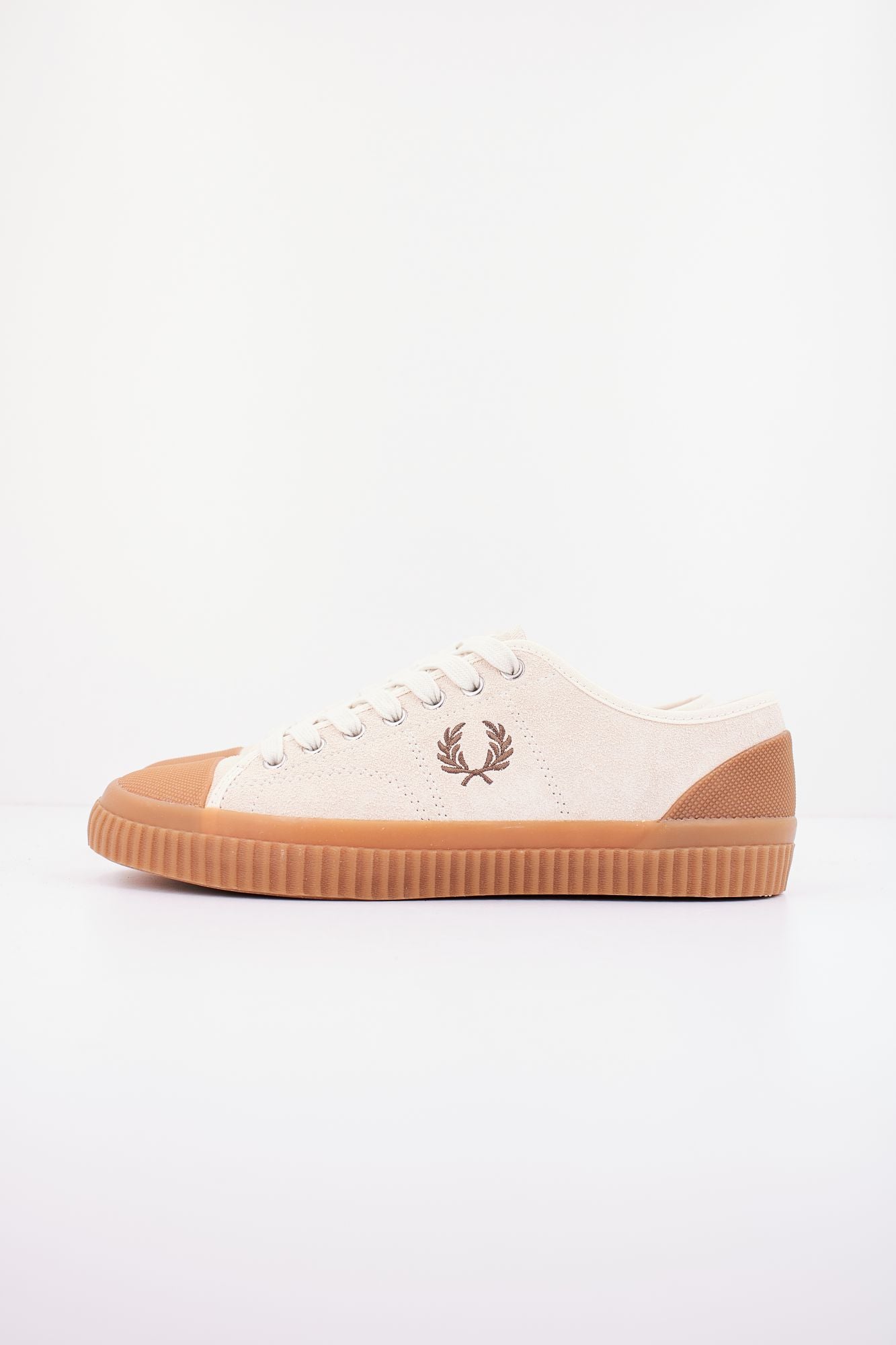 FRED PERRY  HUGHES LOW TEXT SUE en color MARRON (1)