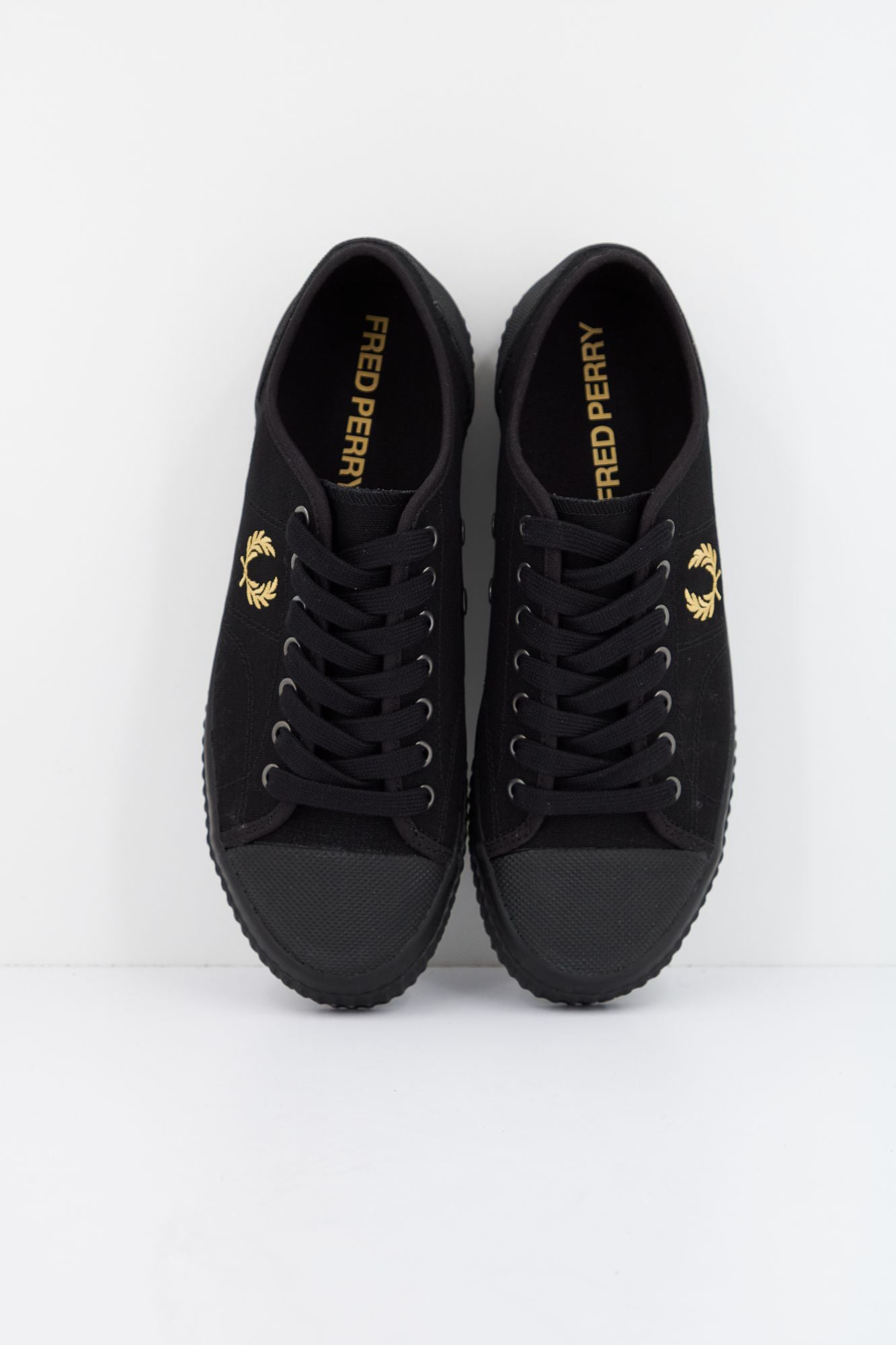 FRED PERRY HUGHES LOW CANVAS en color NEGRO (2)