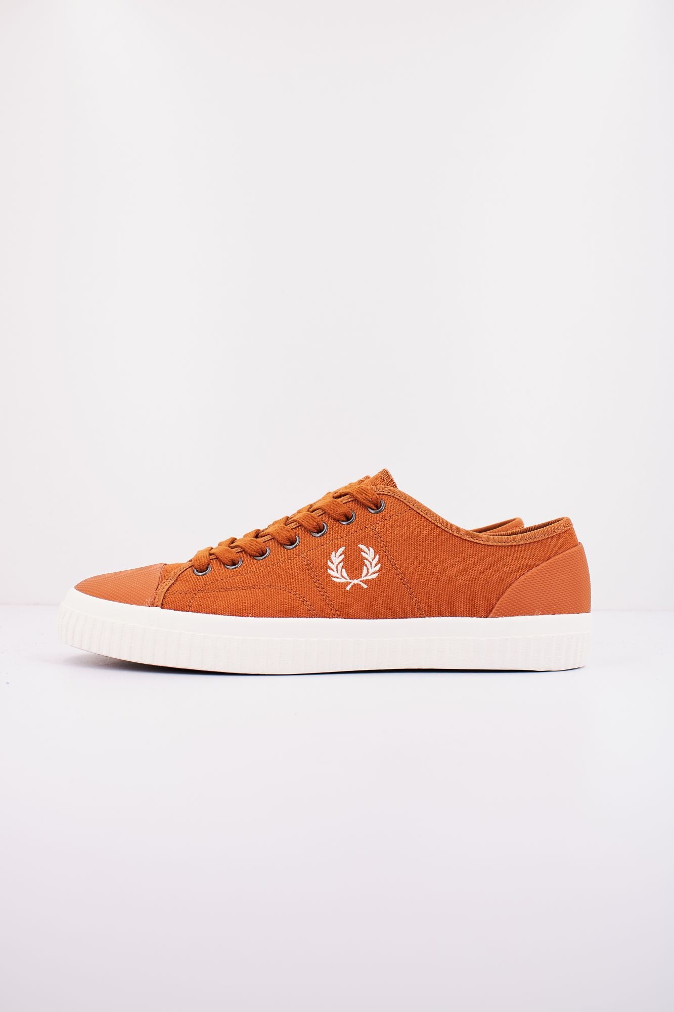 FRED PERRY HUGHES LOW CANVAS en color MARRON (1)