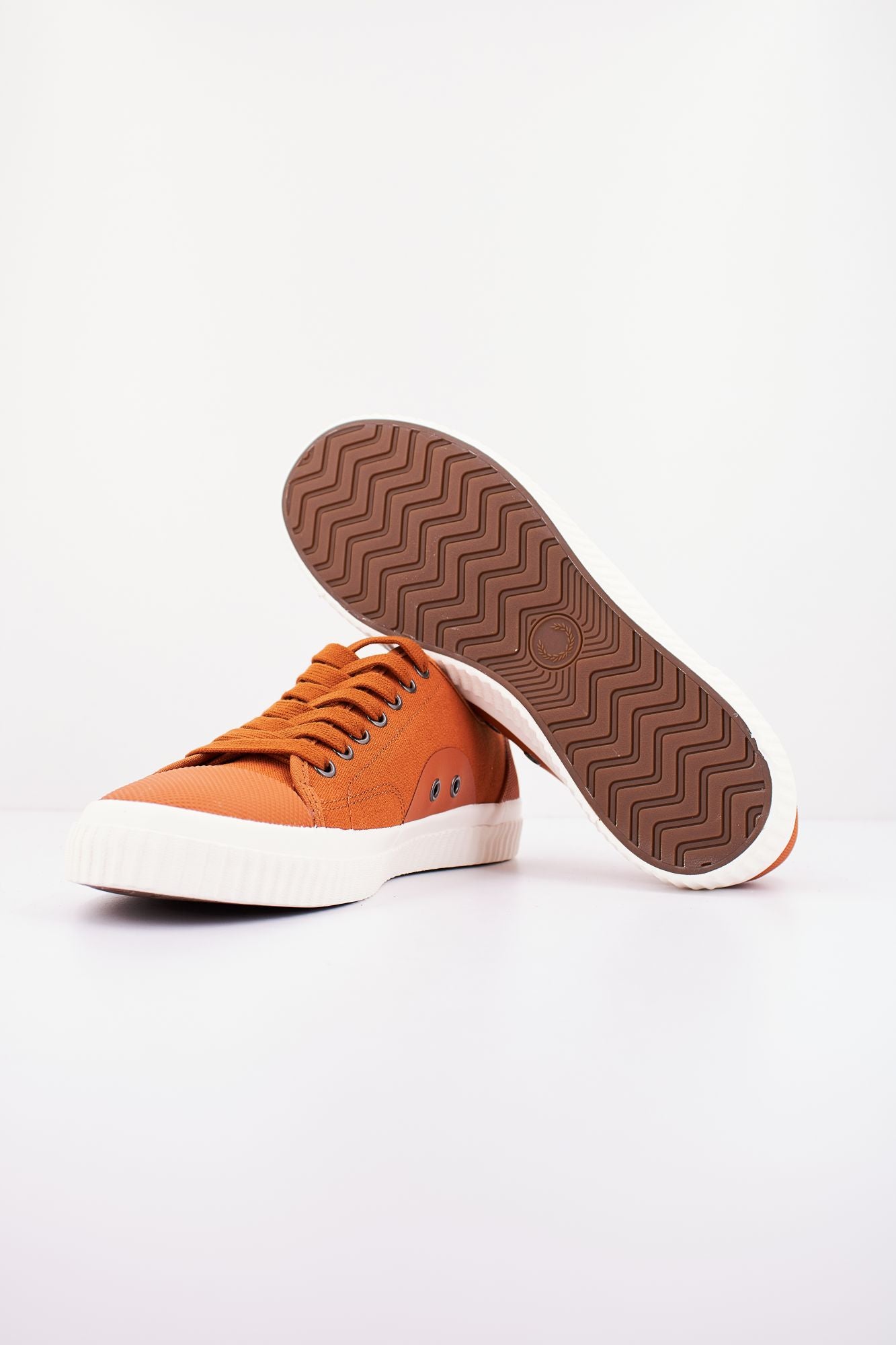 FRED PERRY HUGHES LOW CANVAS en color MARRON (4)