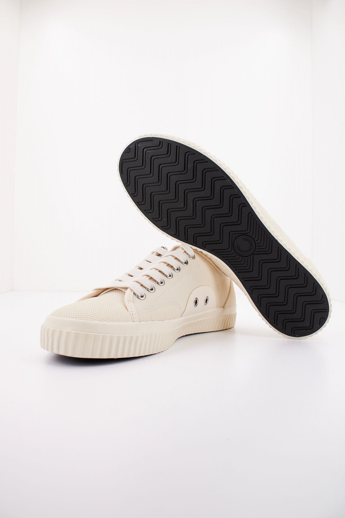 FRED PERRY  HUGHES LOW TEXTURED en color BEIS (4)