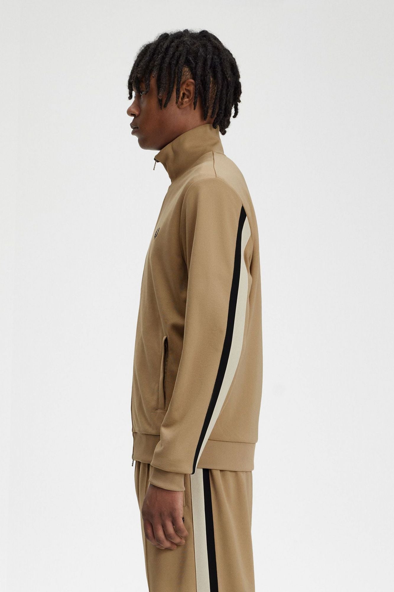 FRED PERRY TAPE DETAIL TRACK JACKET en color MARRON CLARO (3)