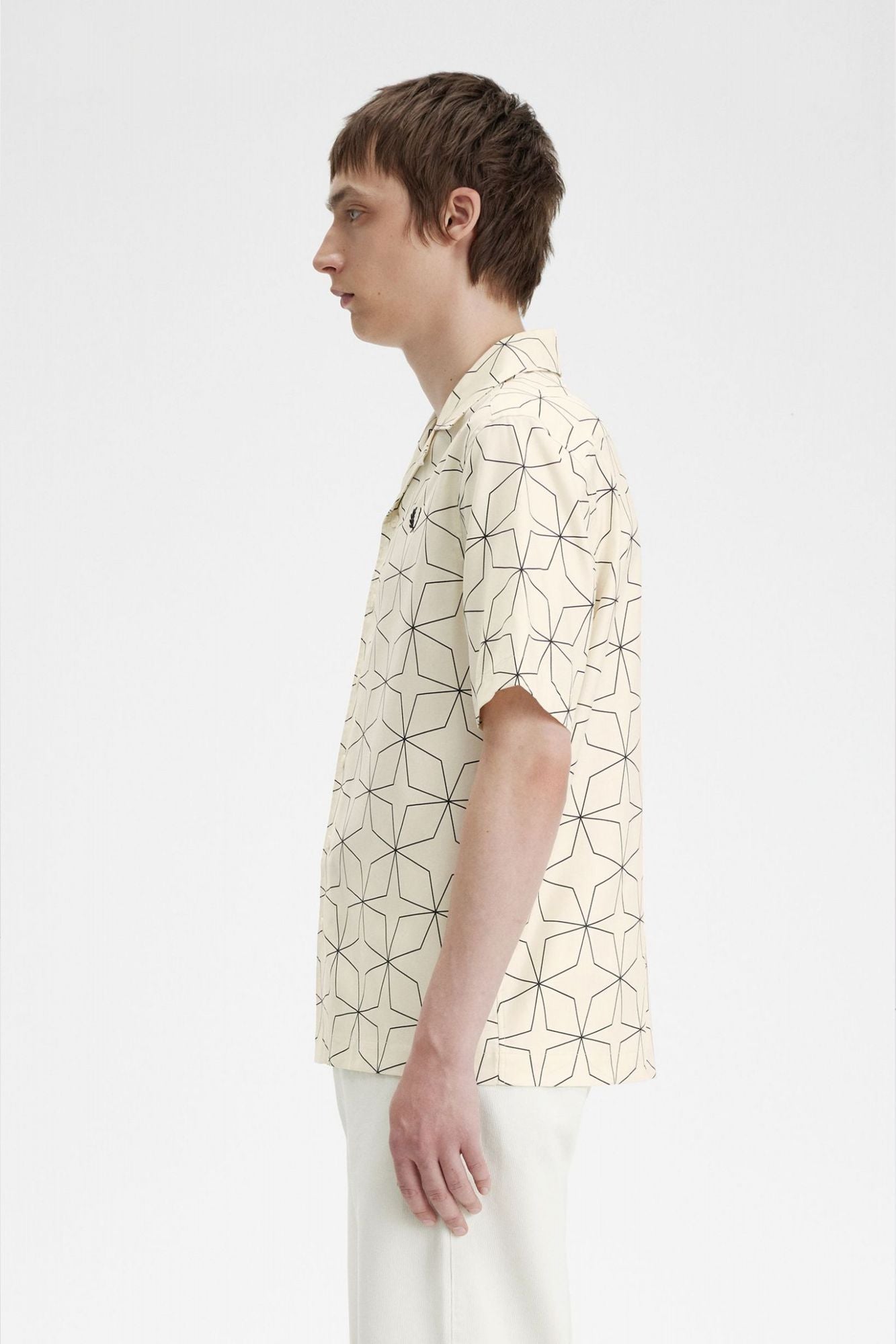 FRED PERRY GEOMETRIC PRINT REVERE en color BLANCO (3)