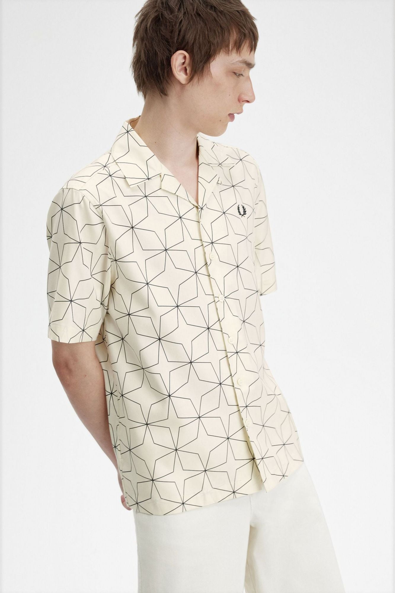 FRED PERRY GEOMETRIC PRINT REVERE en color BLANCO (4)