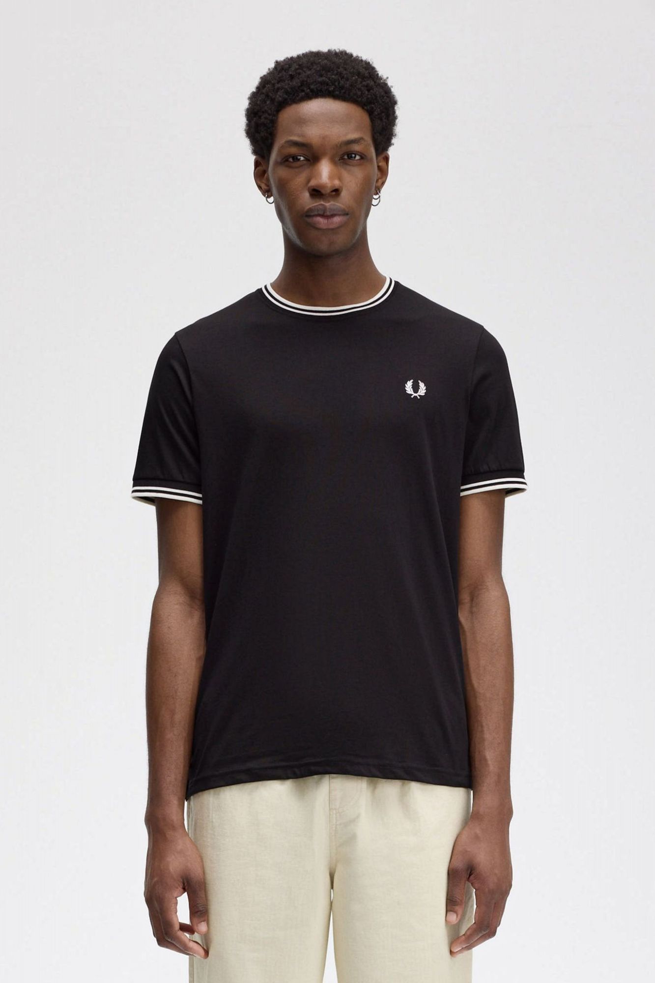 FRED PERRY  TWIN TIPPED T-SHIRT en color NEGRO (1)