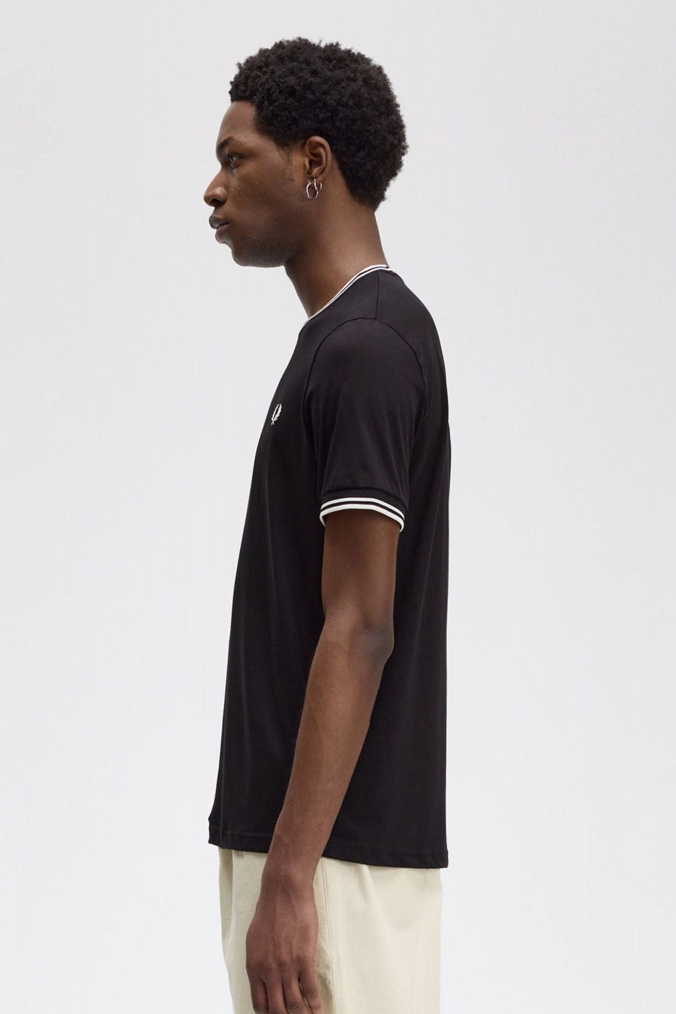 FRED PERRY  TWIN TIPPED T-SHIRT en color NEGRO (3)