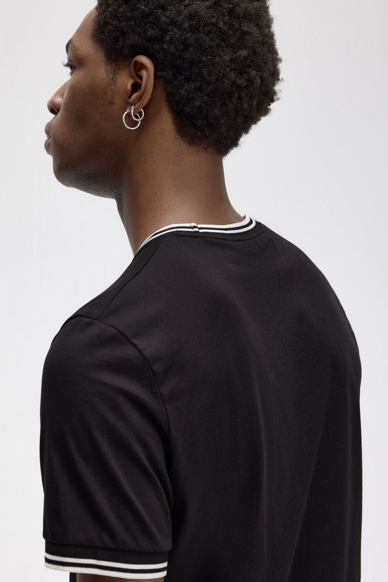 FRED PERRY  TWIN TIPPED T-SHIRT en color NEGRO (4)