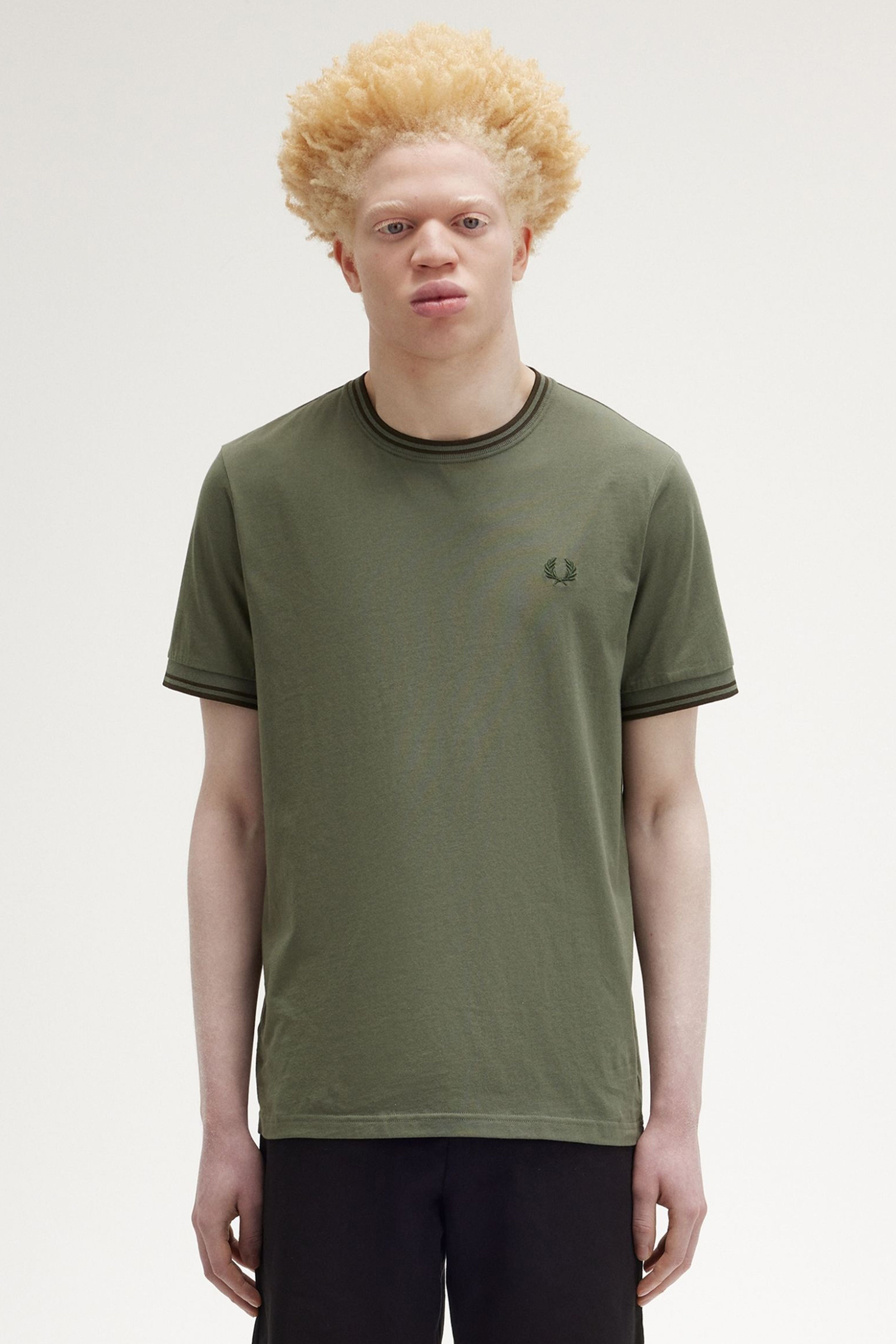 FRED PERRY  TWIN TIPPED T-SHIRT en color VERDE (1)