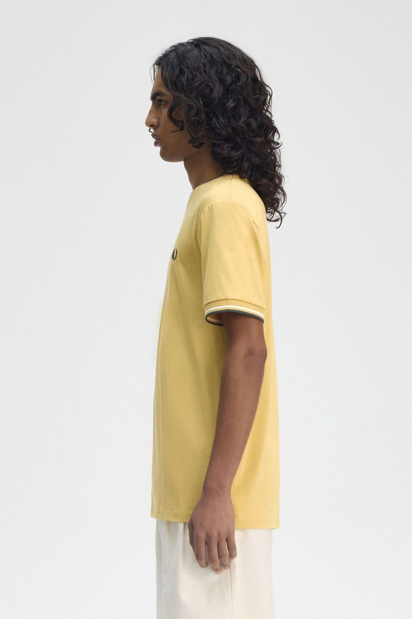 FRED PERRY  TWIN TIPPED T-SHIRT en color AMARILLO (3)