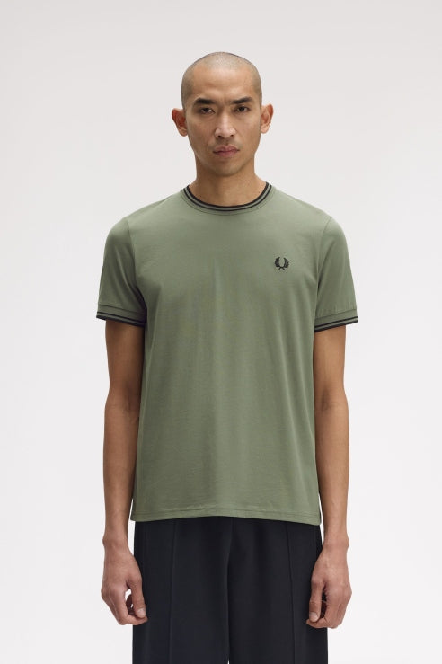 FRED PERRY  TWIN TIPPED T-SHIRT en color VERDE (1)