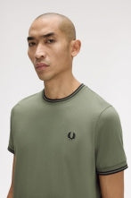FRED PERRY  TWIN TIPPED T-SHIRT en color VERDE (3)
