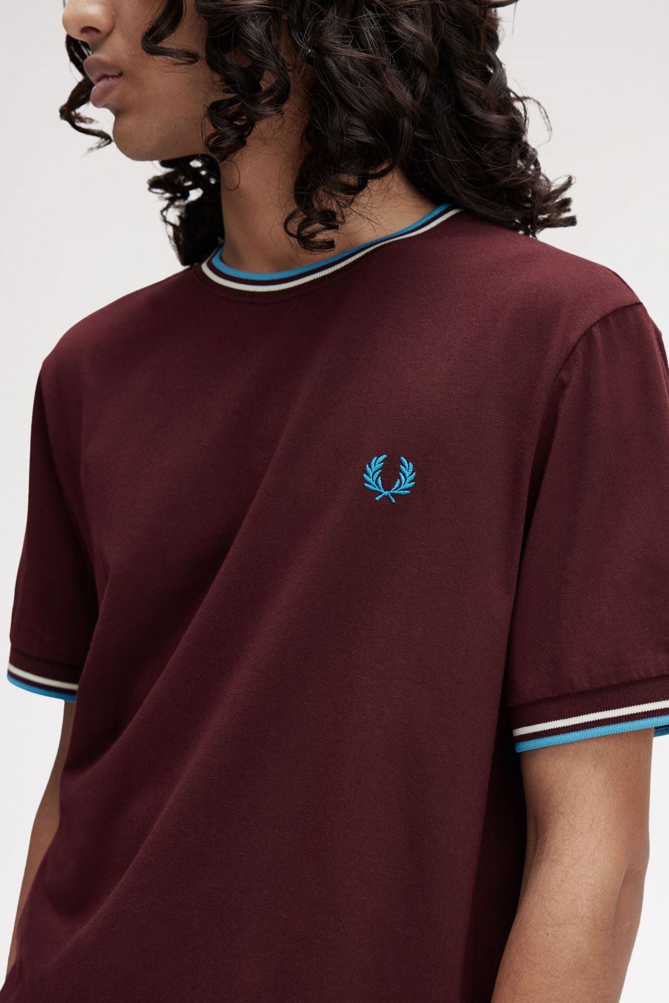 FRED PERRY  TWIN TIPPED T-SHIRT en color BURDEOS (4)