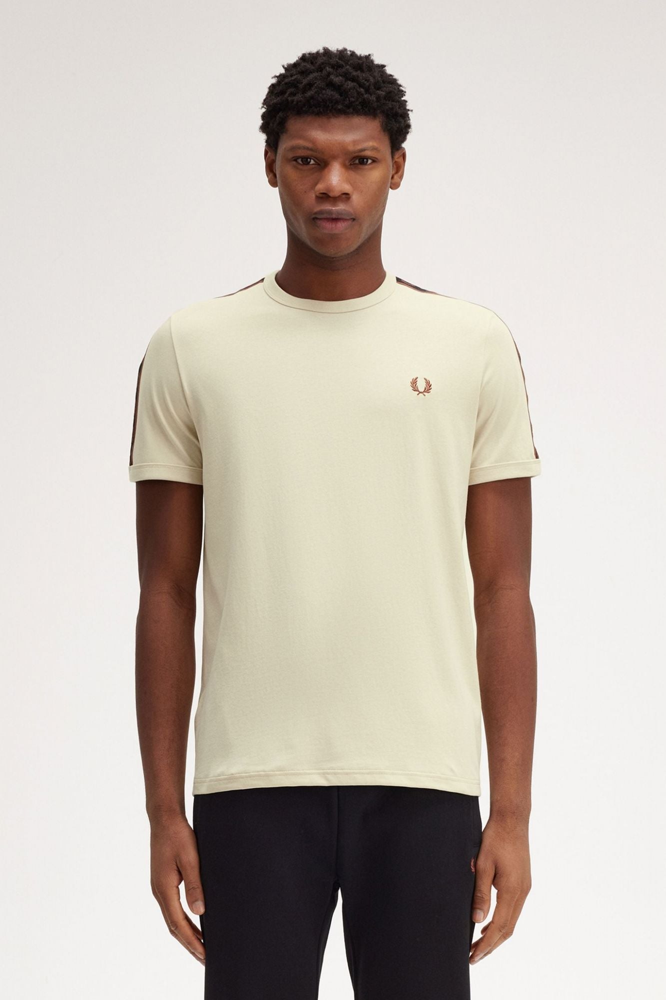 FRED PERRY CONTRAST TAPE RINGER T-SHIR en color BEIS (1)