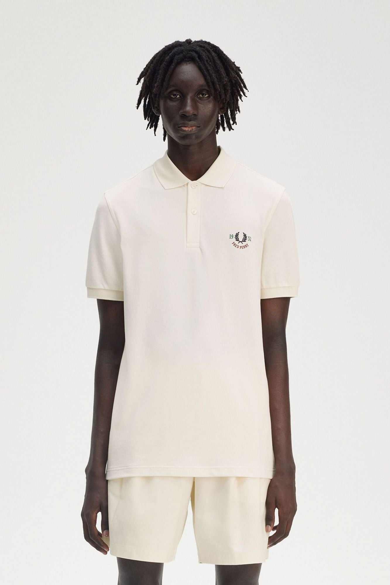 FRED PERRY CLUBHOUSE EMBROIDERED POLO en color BEIS (1)