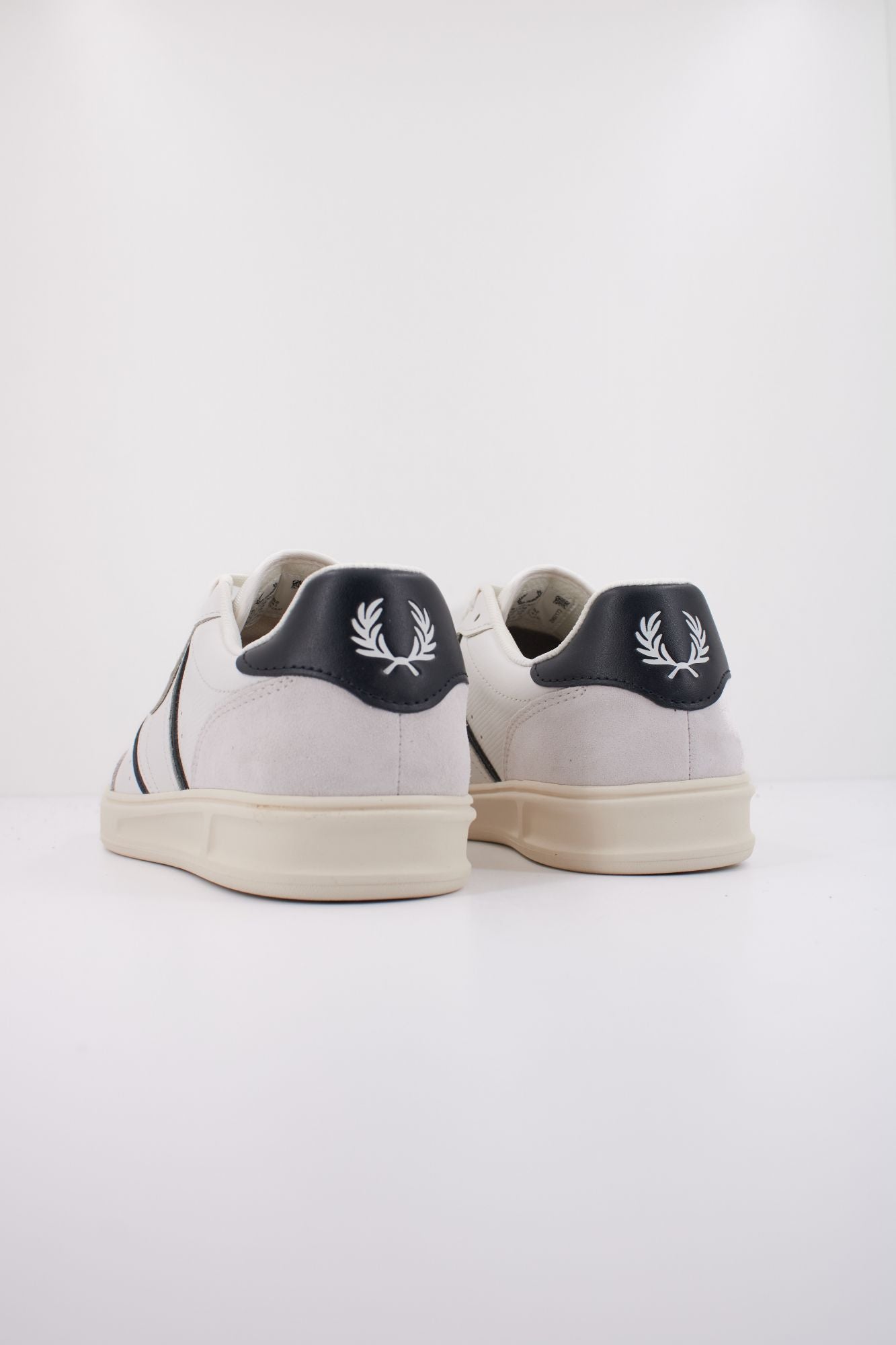 FRED PERRY B4 EMBOSSED LEATHER en color BLANCO (4)