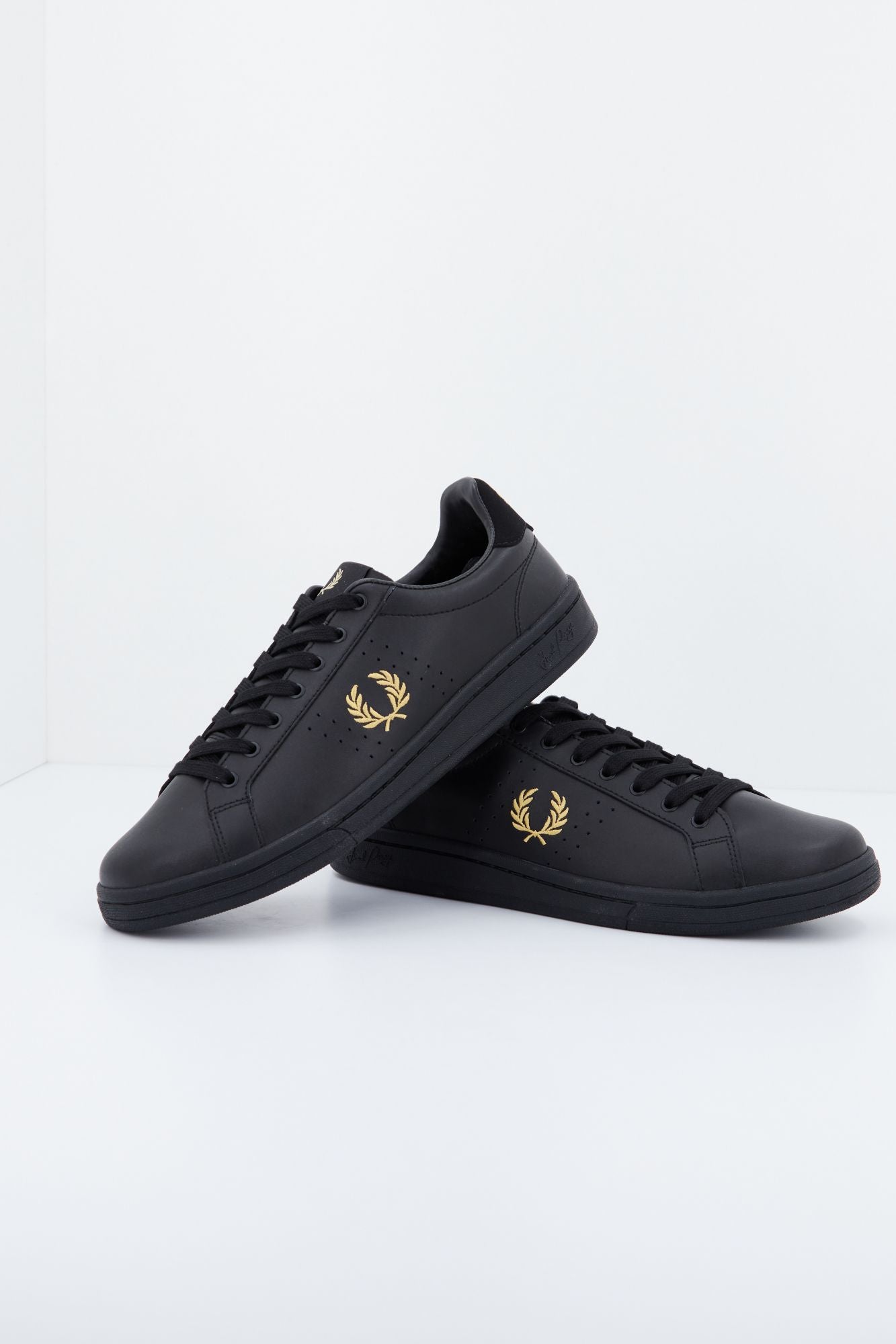 FRED PERRY B721 LEATHER en color NEGRO (1)