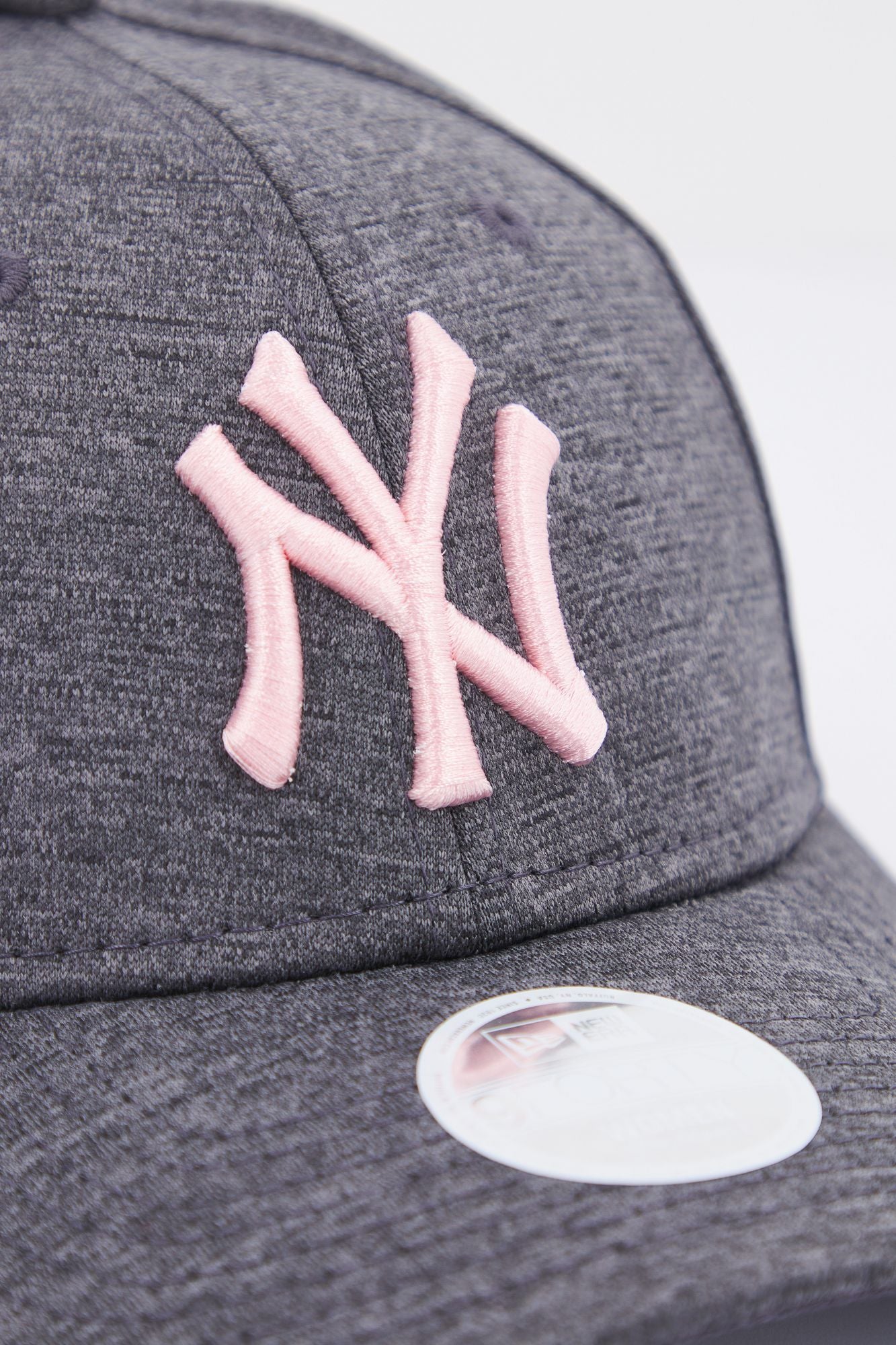 NEW ERA TECH JERSEY 9FORTY  en color GRIS (4)
