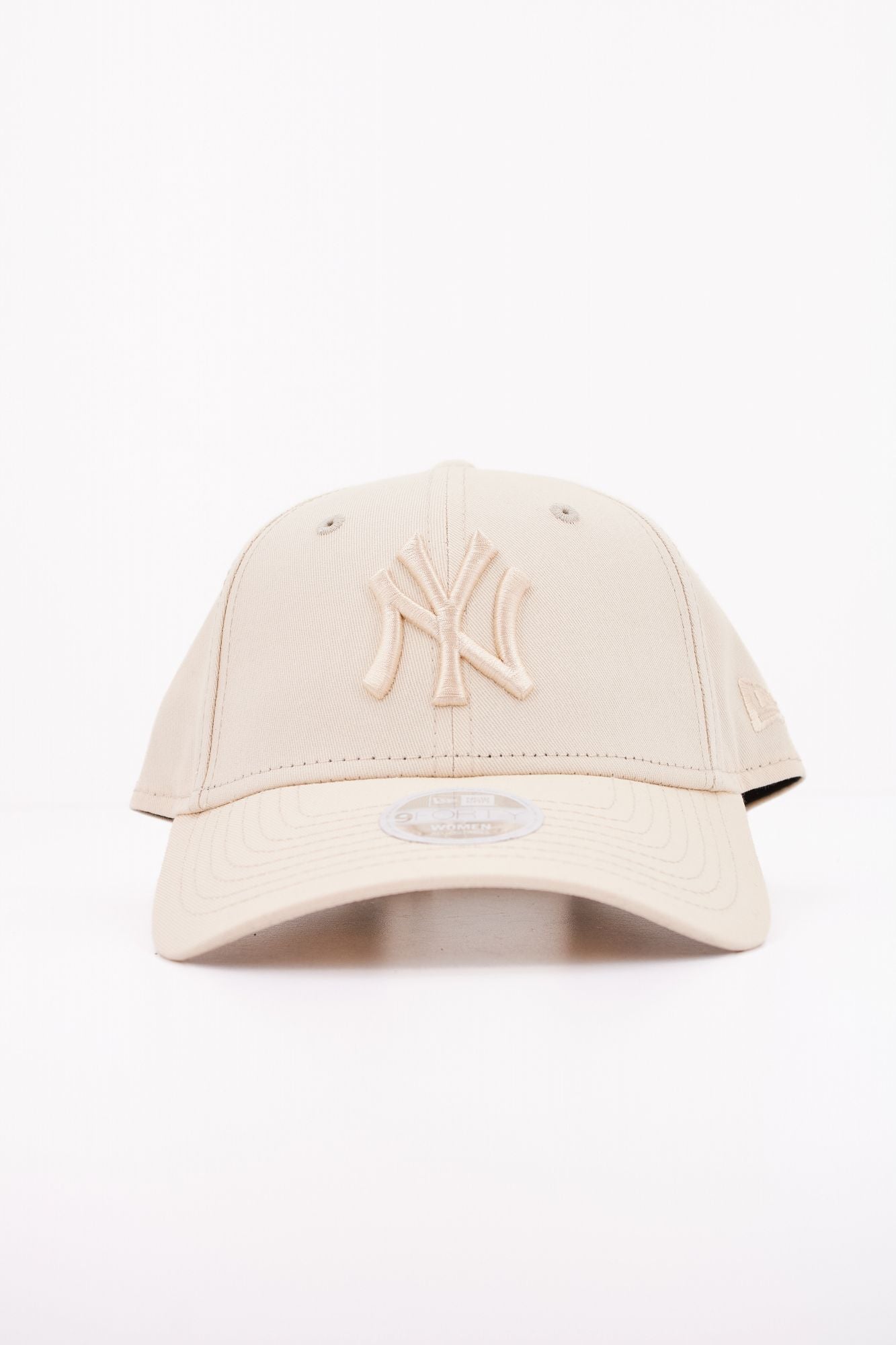 NEW ERA  WMNS TONAL 9FORTY en color BEIS (1)
