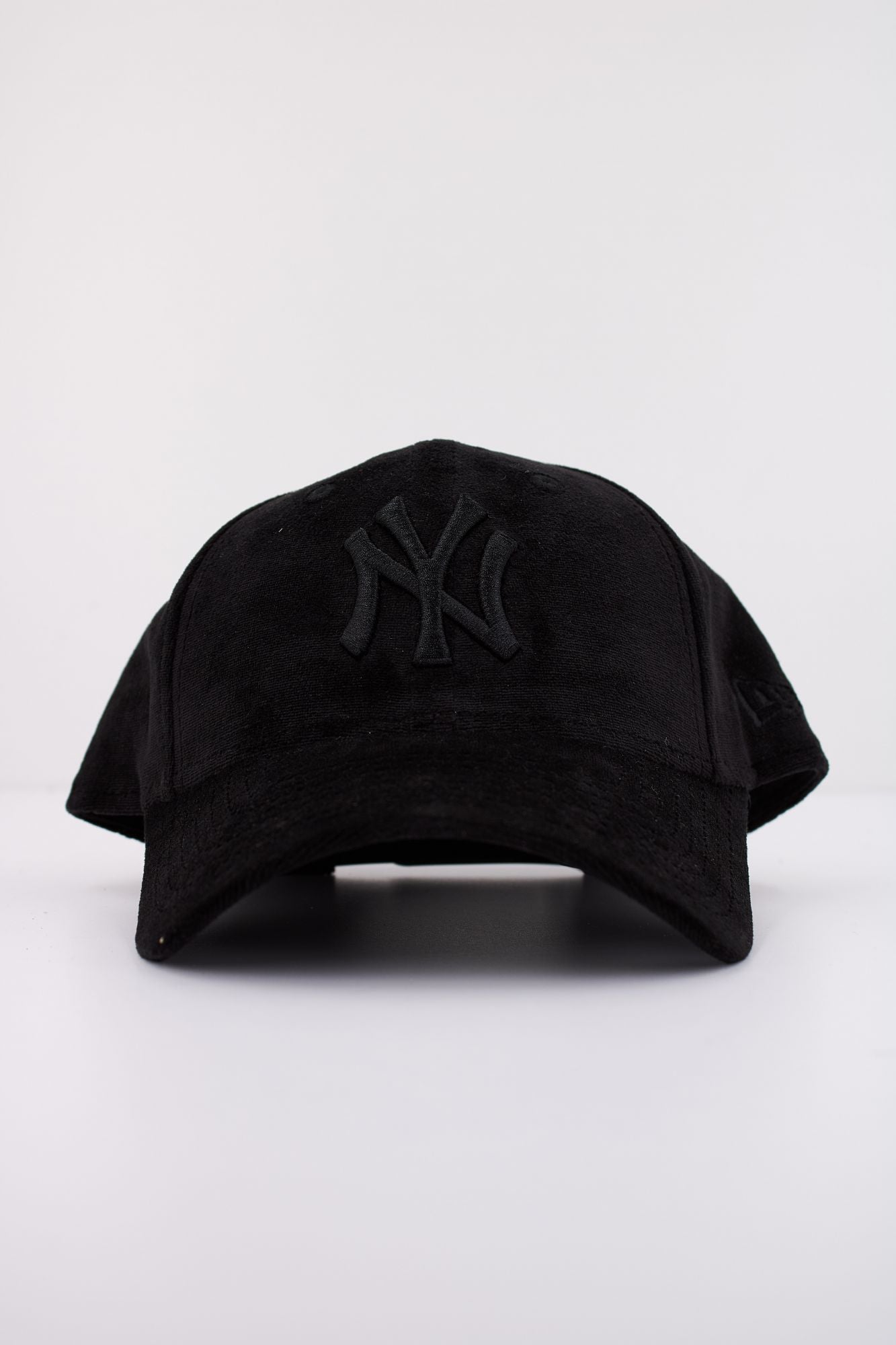 NEW ERA VELOUR 9FORTY OSFM en color NEGRO (1)