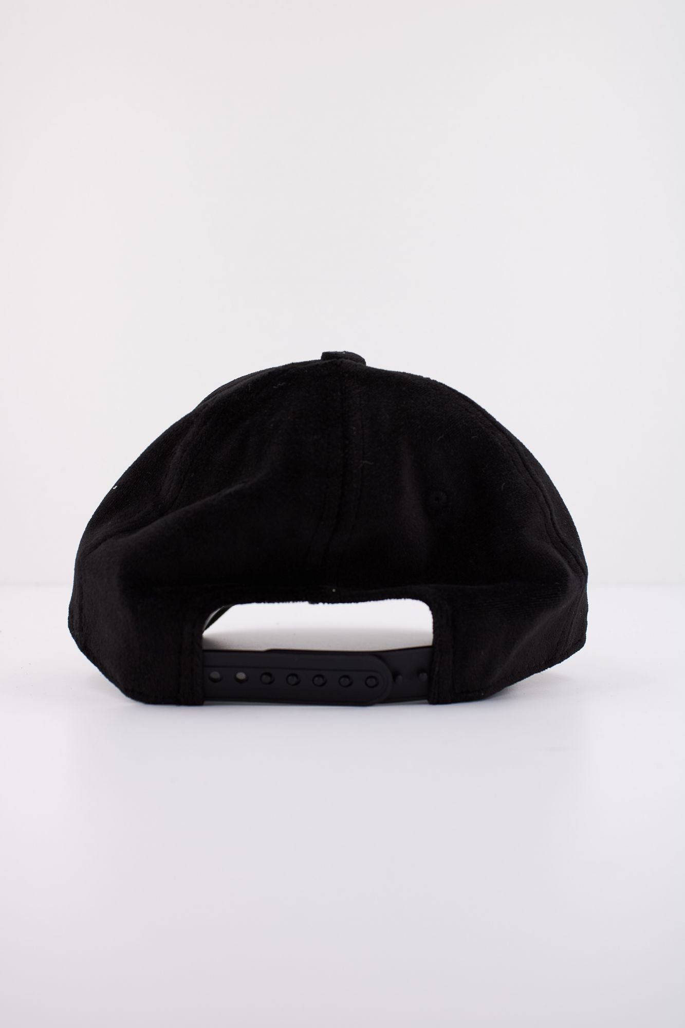 NEW ERA VELOUR 9FORTY OSFM en color NEGRO (3)