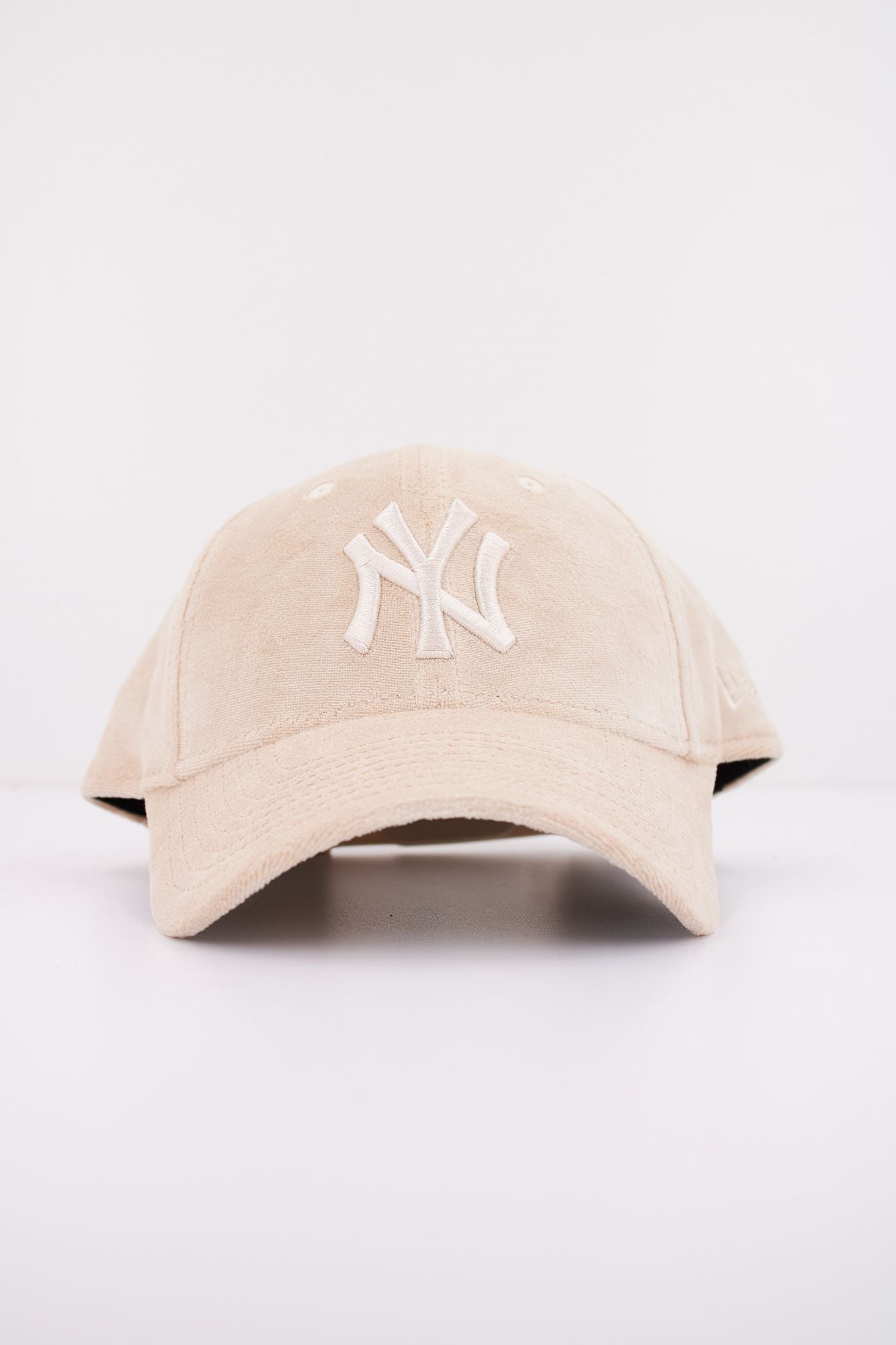 NEW ERA VELOUR 9FORTY OSFM en color BEIS (1)
