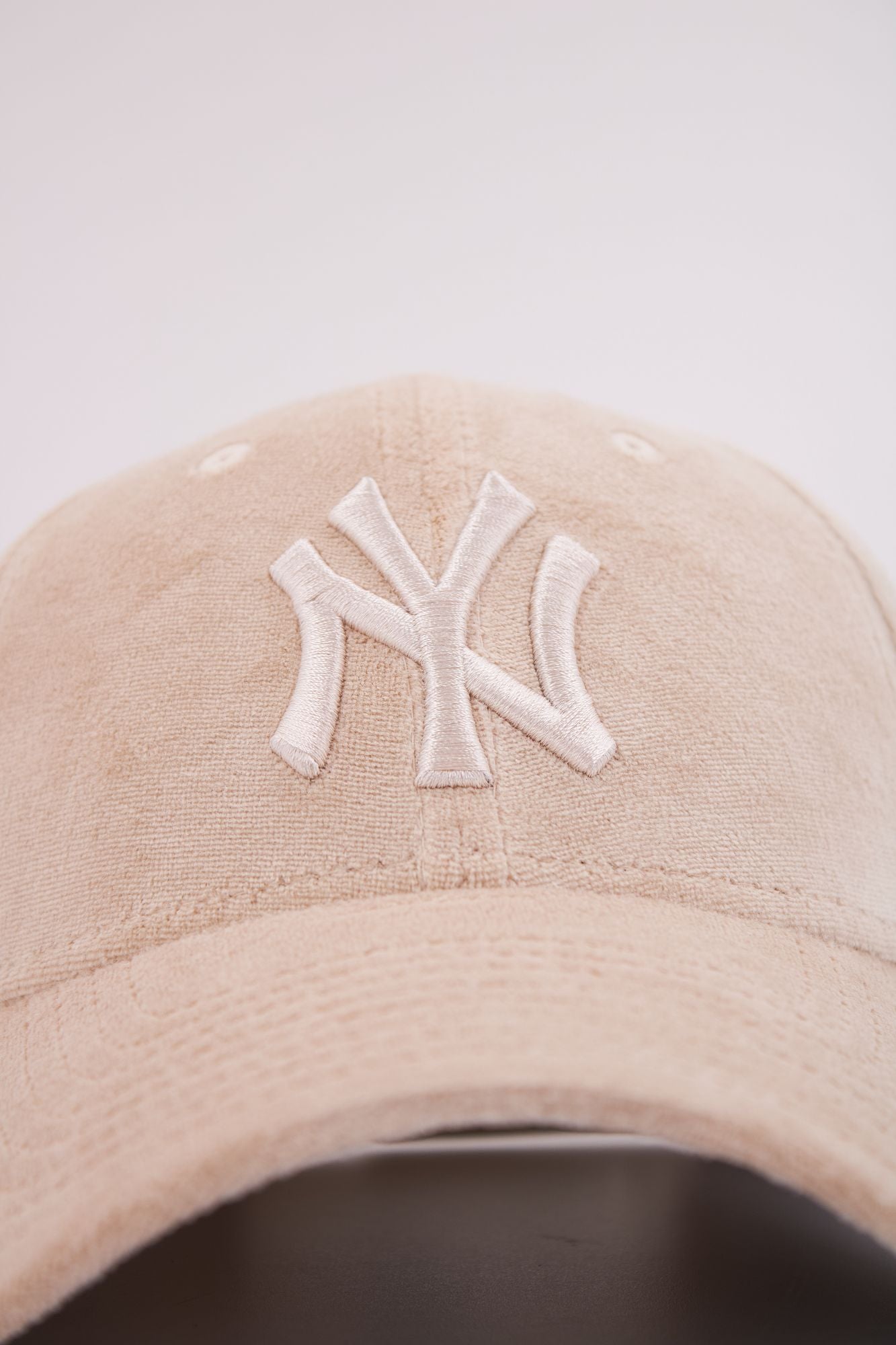 NEW ERA VELOUR 9FORTY OSFM en color BEIS (4)