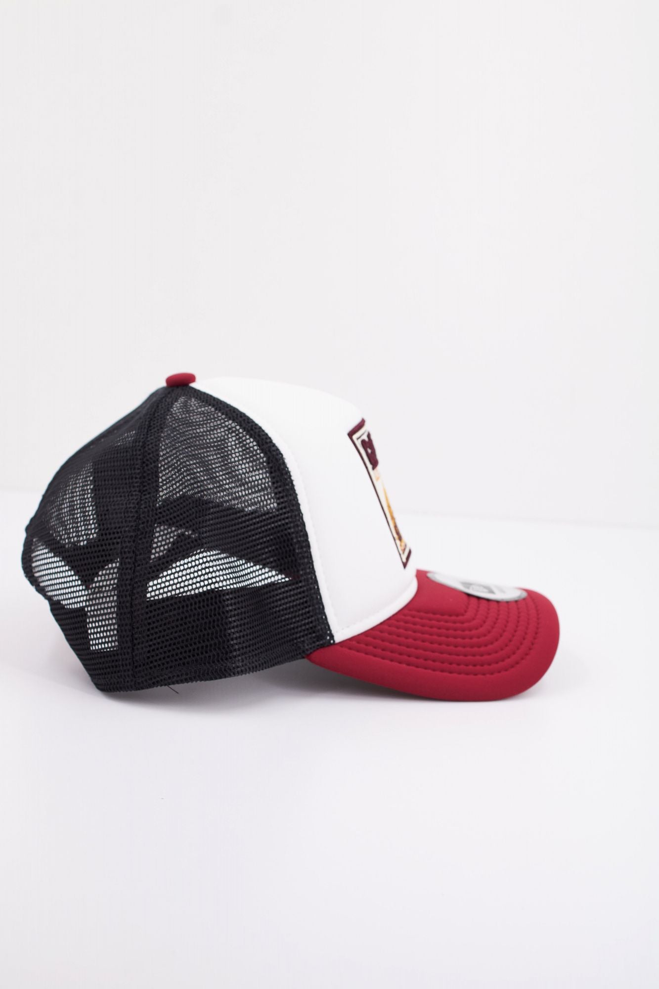 NEW ERA GRAPHIC PATCH TRUCKER en color BLANCO (3)