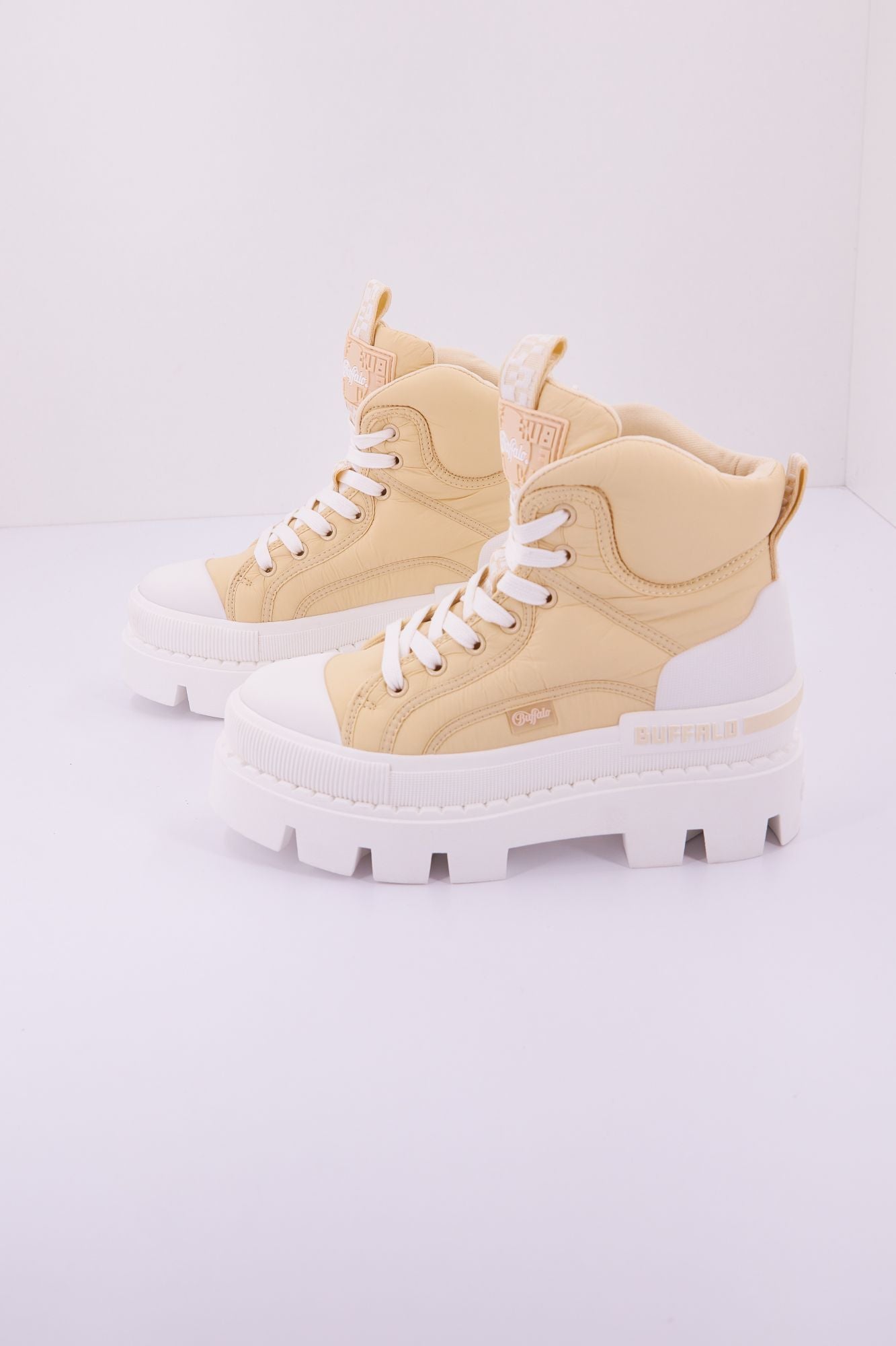 BUFFALO  RAVEN LACEUP MID en color BEIS (1)