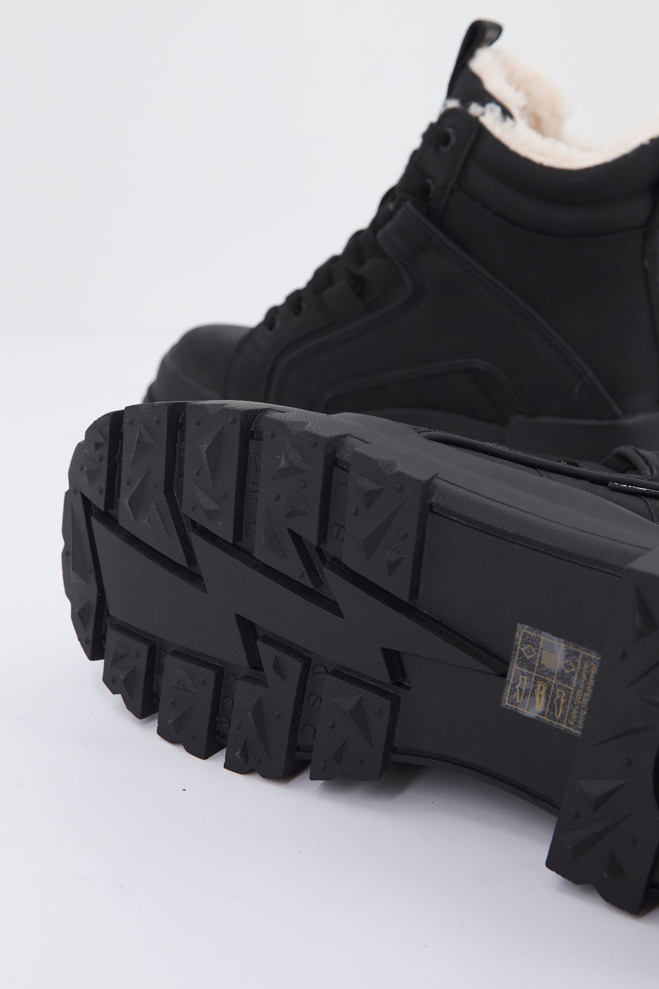 BUFFALO  ASPHA NC MID WARM en color NEGRO (4)