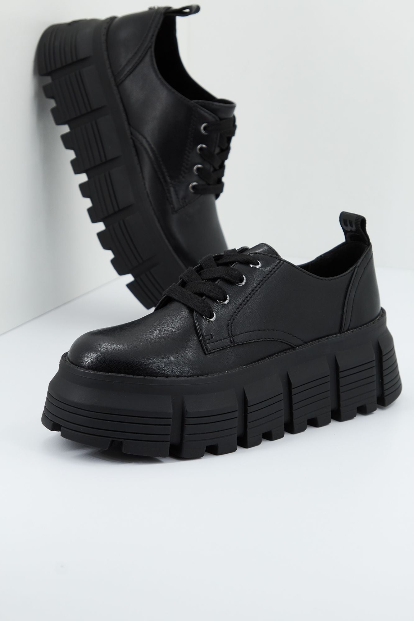 BUFFALO AVA LACEUP LO en color NEGRO (2)