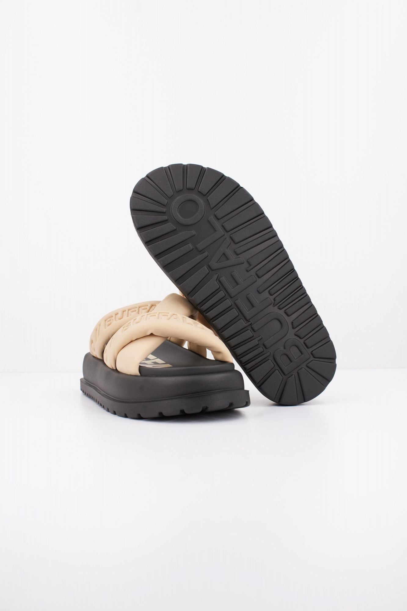 BUFFALO  RAYA ARI STUD VEGAN  en color NUDE (4)
