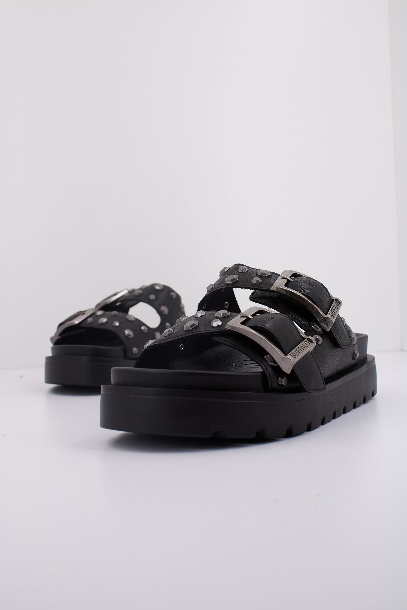 BUFFALO RAYA ARI STUD VEGAN en color NEGRO (2)