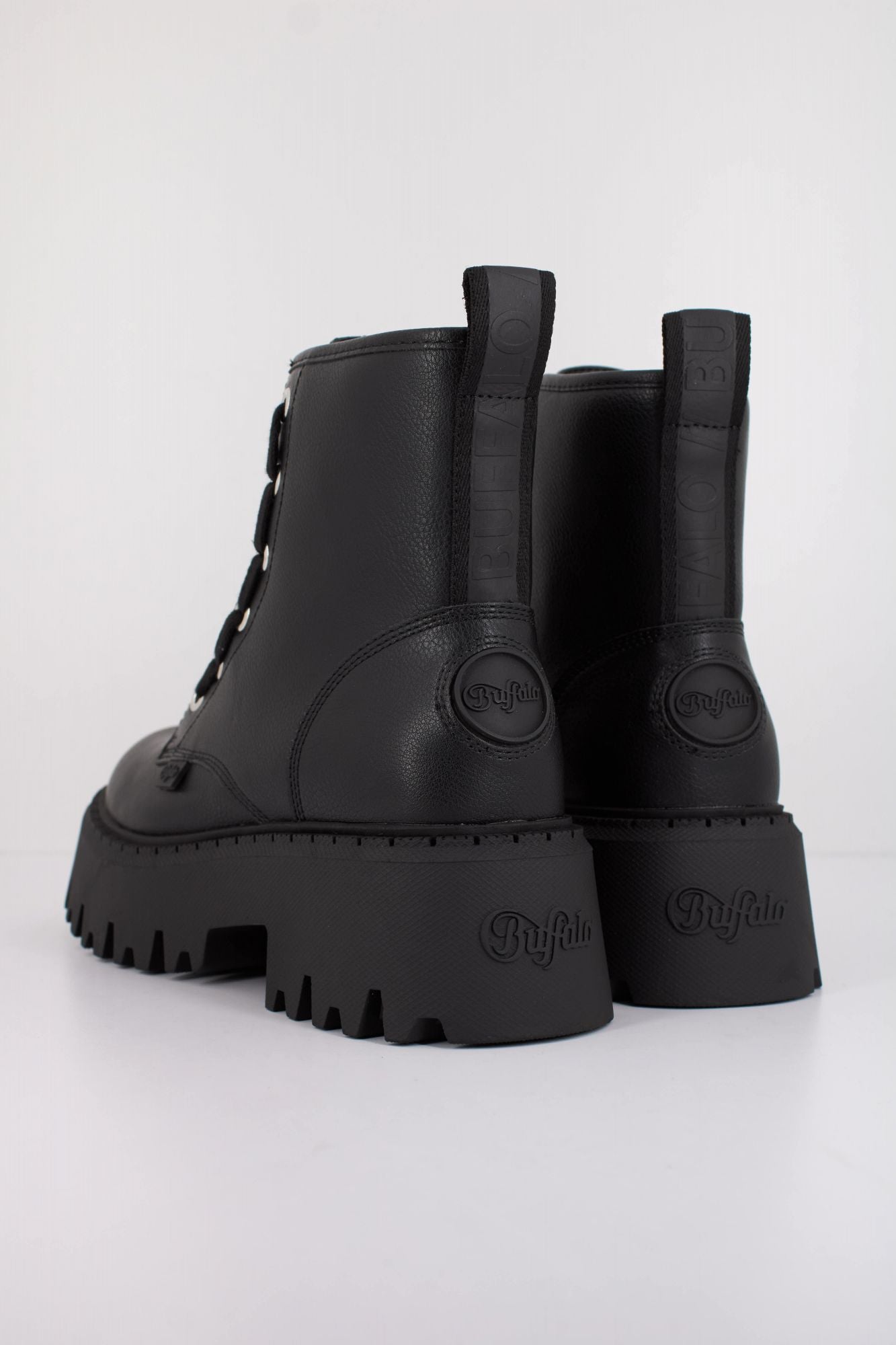 BUFFALO  ASPEN FRONT ZIP  en color NEGRO (4)