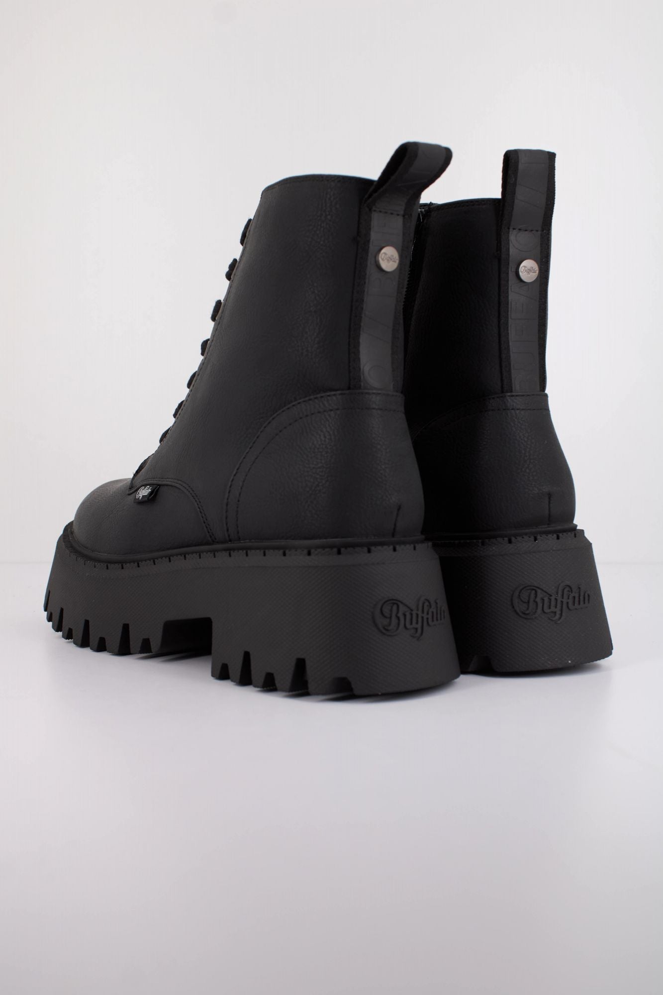 BUFFALO  ASPEN LACE UP WARM VE  en color NEGRO (3)