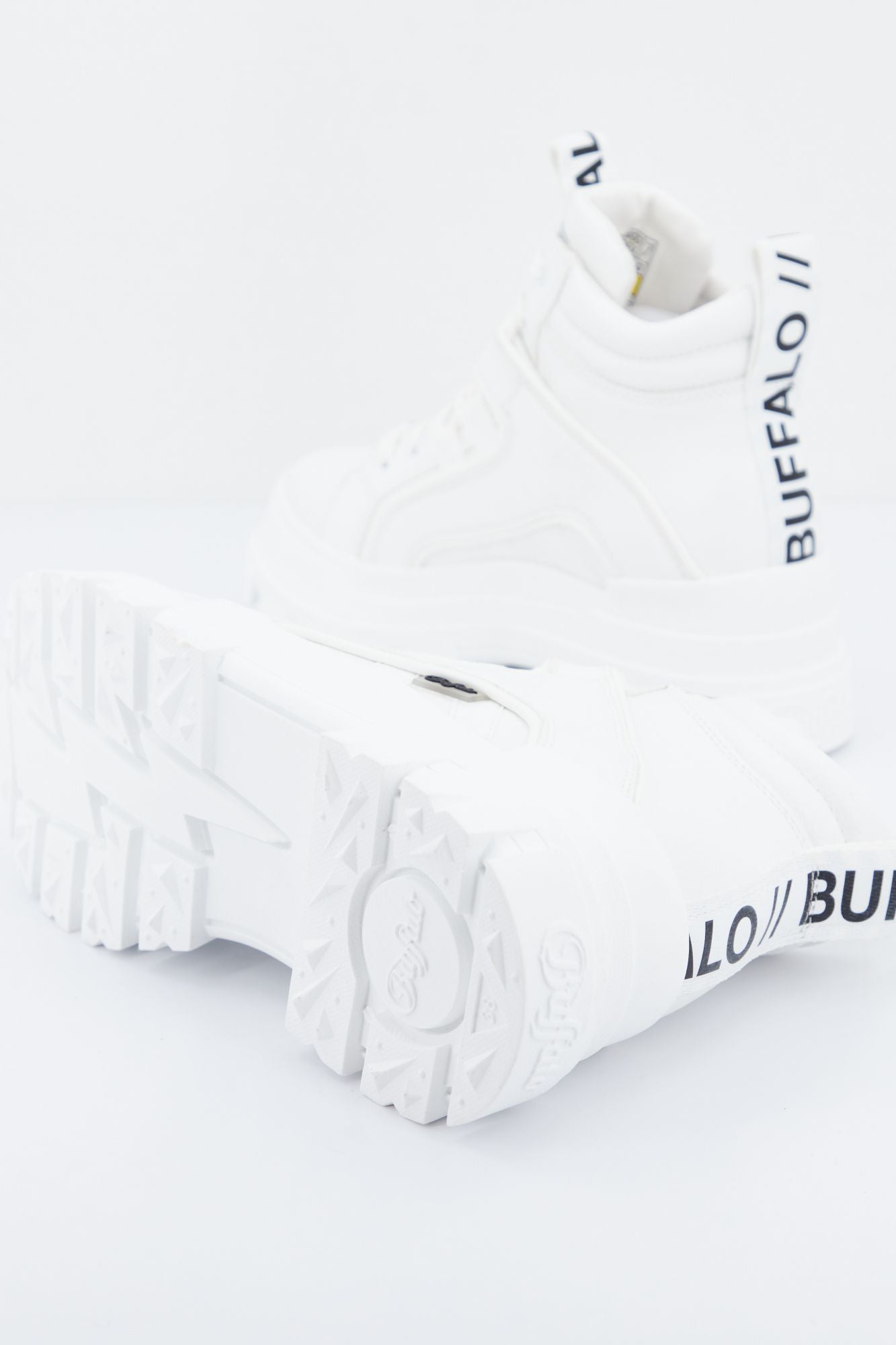 BUFFALO ASPHA NC MID  en color BLANCO (4)