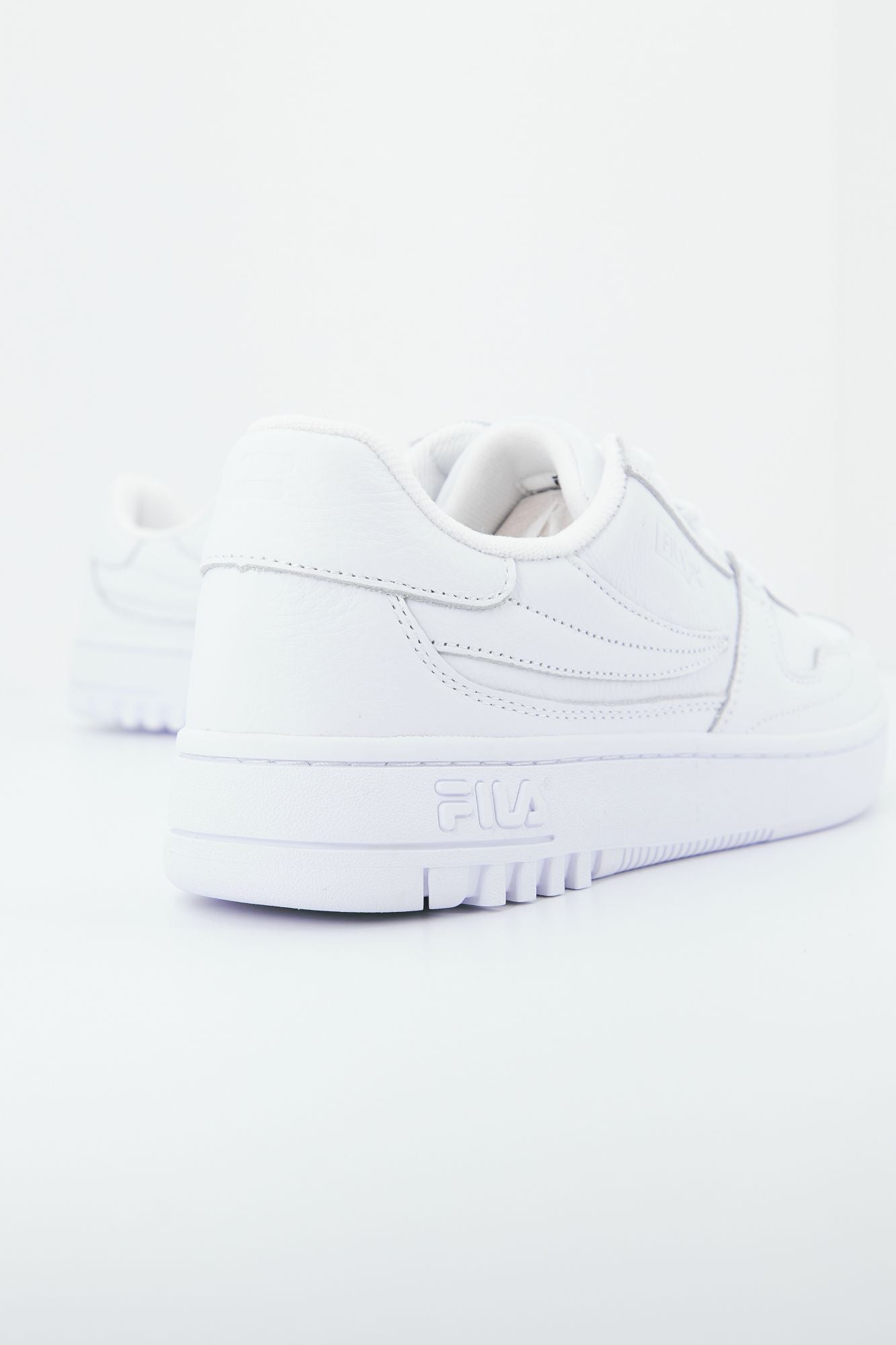 FILA FXVENTUNO LUX LOW en color BLANCO (3)